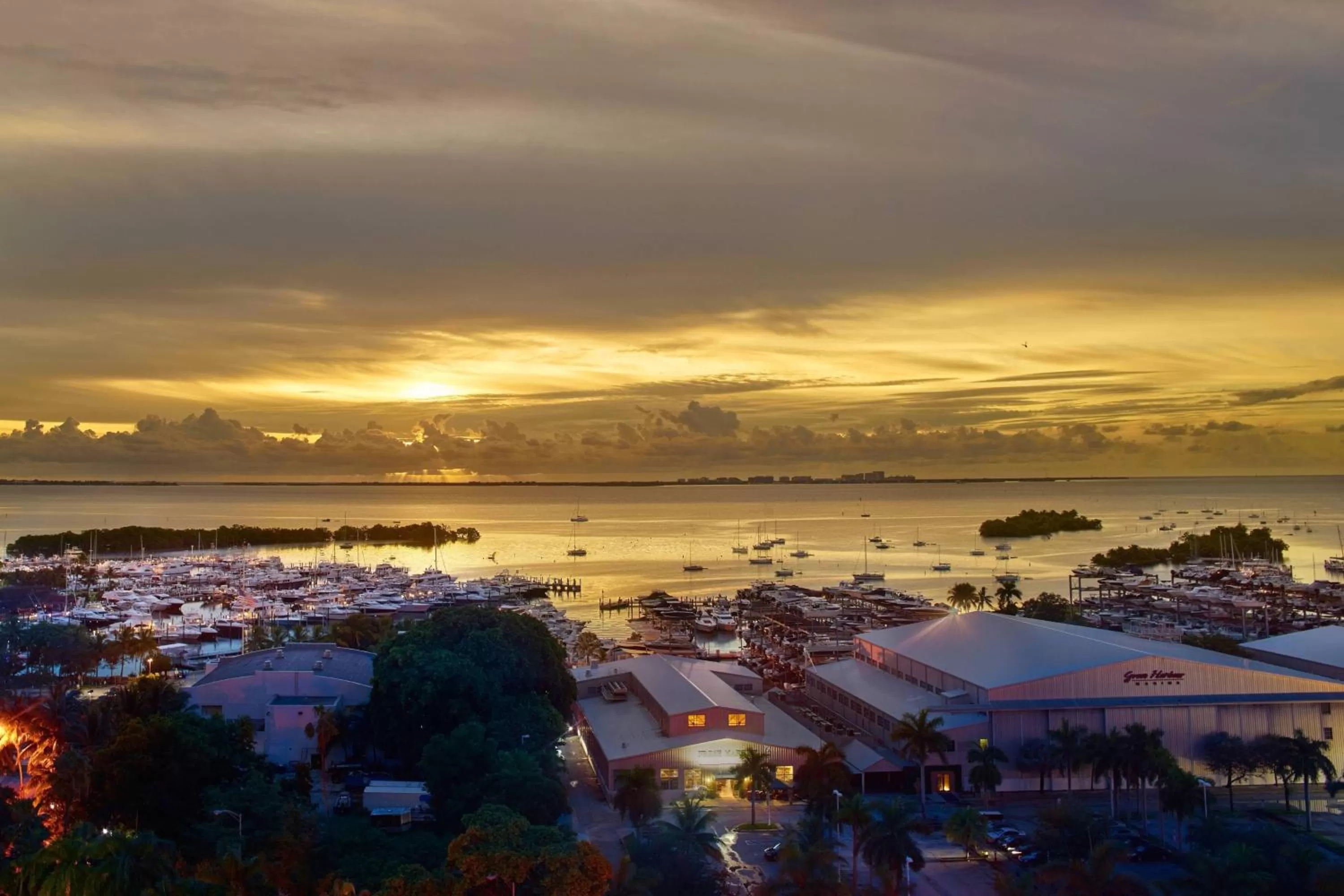 King Suite with Sofa Bed with Balcony in Courtyard Miami Coconut Grove