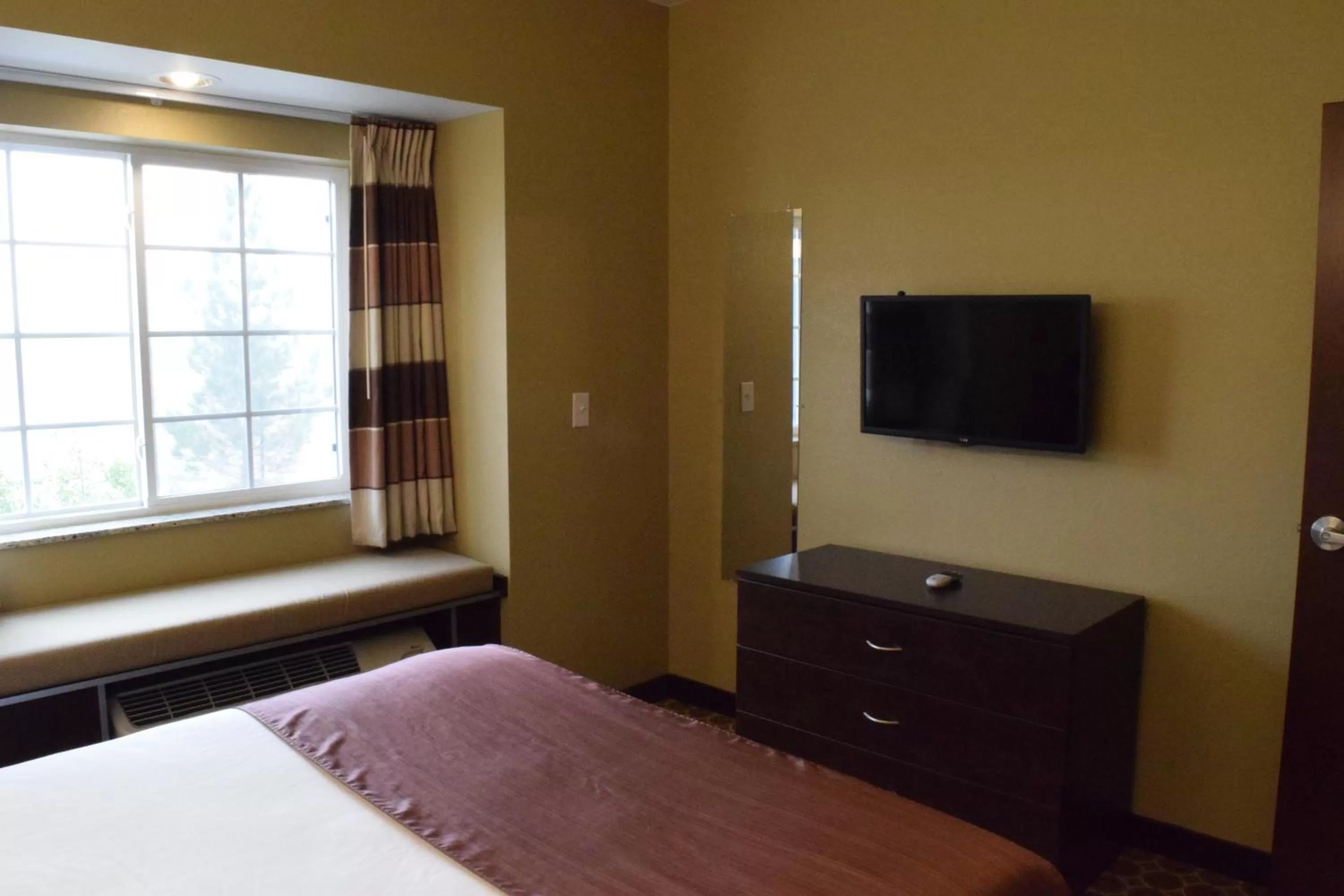 Decorative detail, Bed in Microtel Inn and Suites Pecos