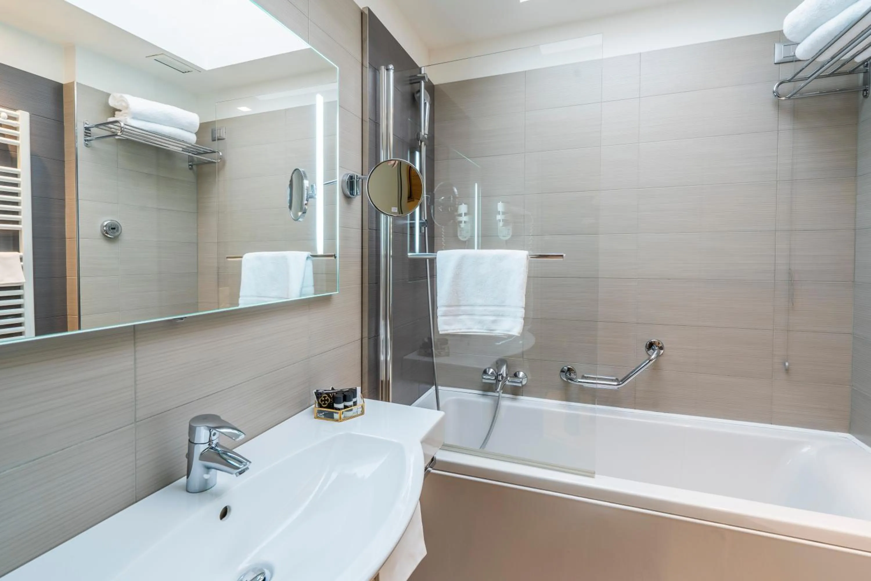 Bathroom in Smart Hotel Holiday