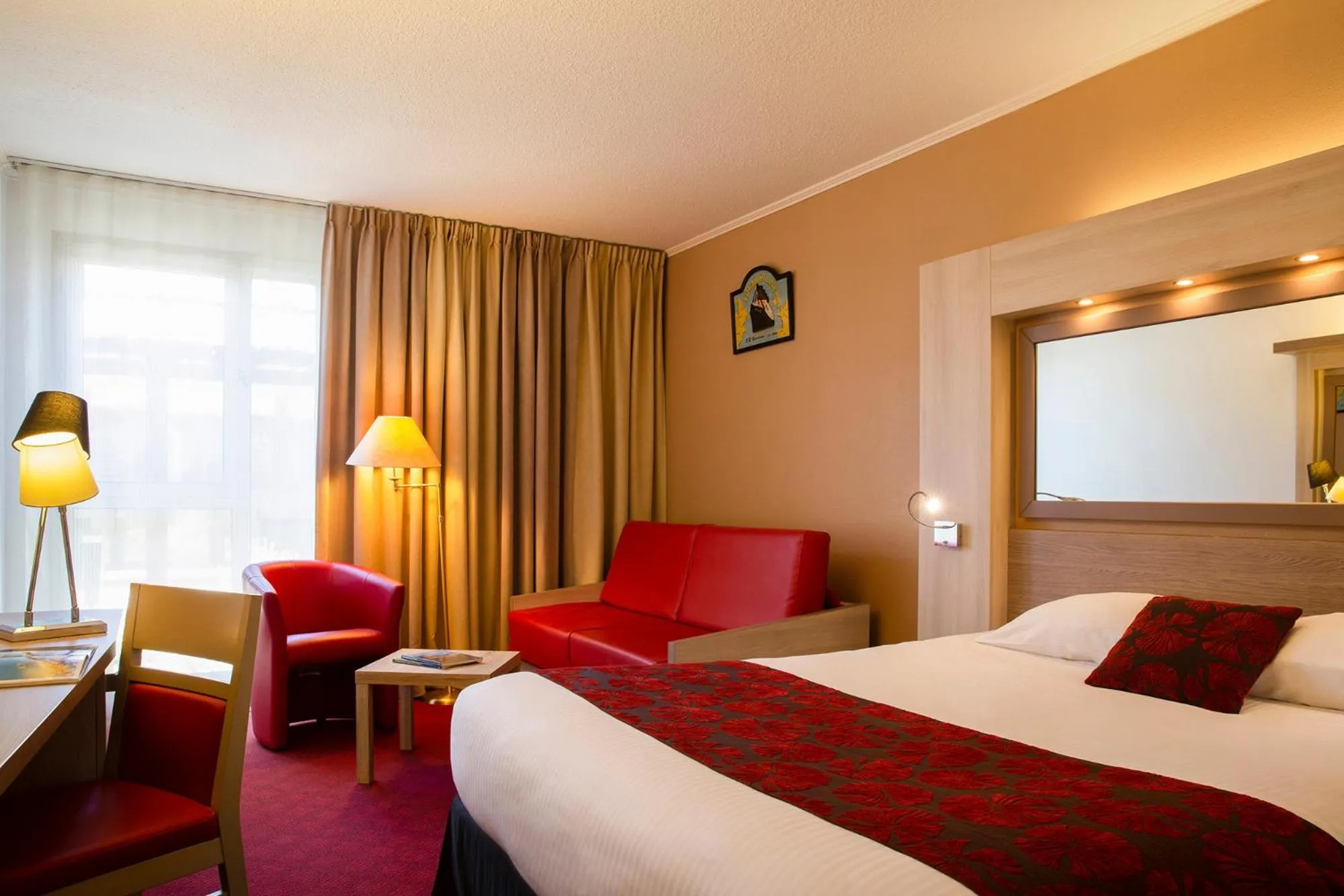 Photo of the whole room, Bed in The Originals Boutique, Hôtel Aquilon, Saint-Nazaire