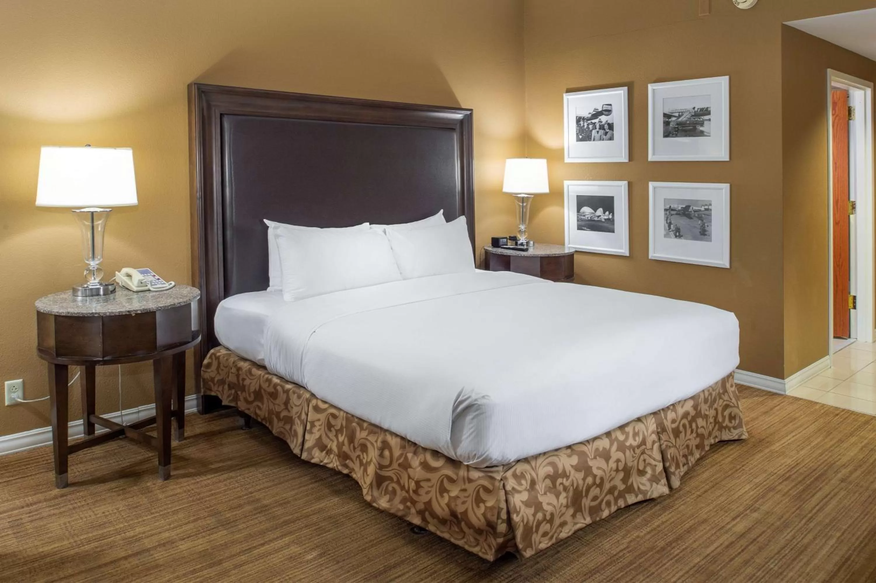 Bed in Hilton St. Louis Airport