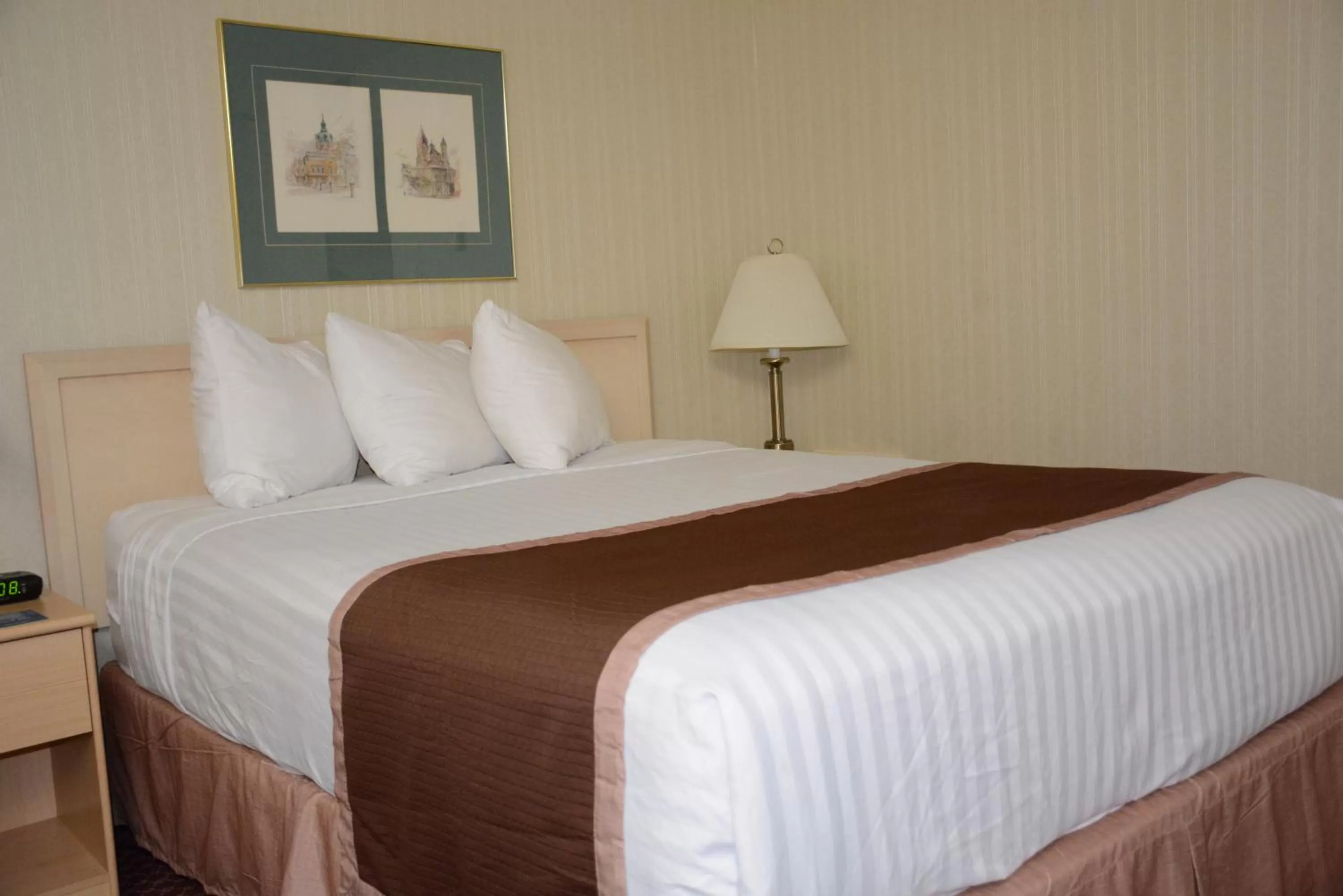 Bedroom, Bed in Travelodge by Wyndham Lethbridge