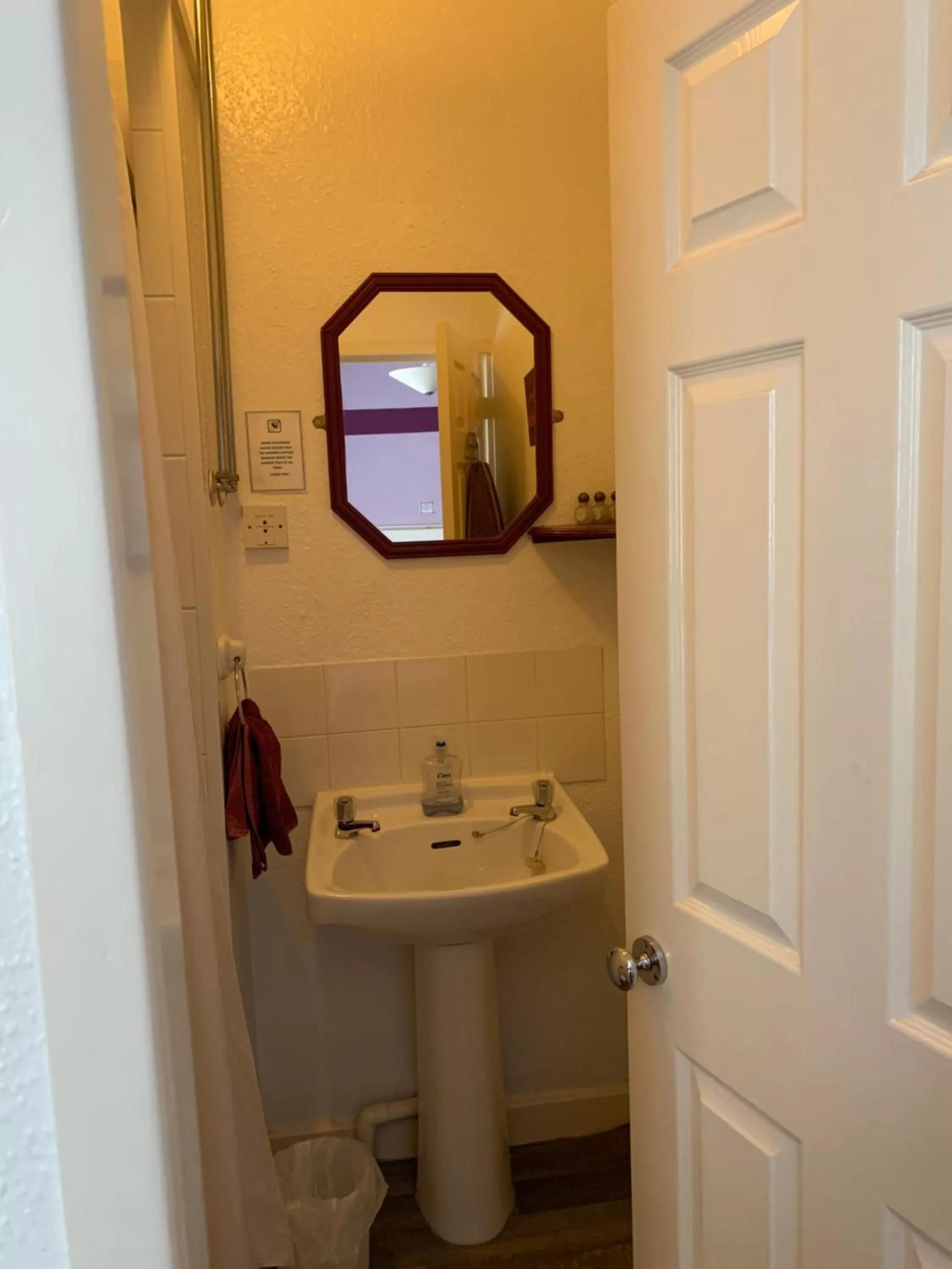 Bathroom in Alondra Hotel