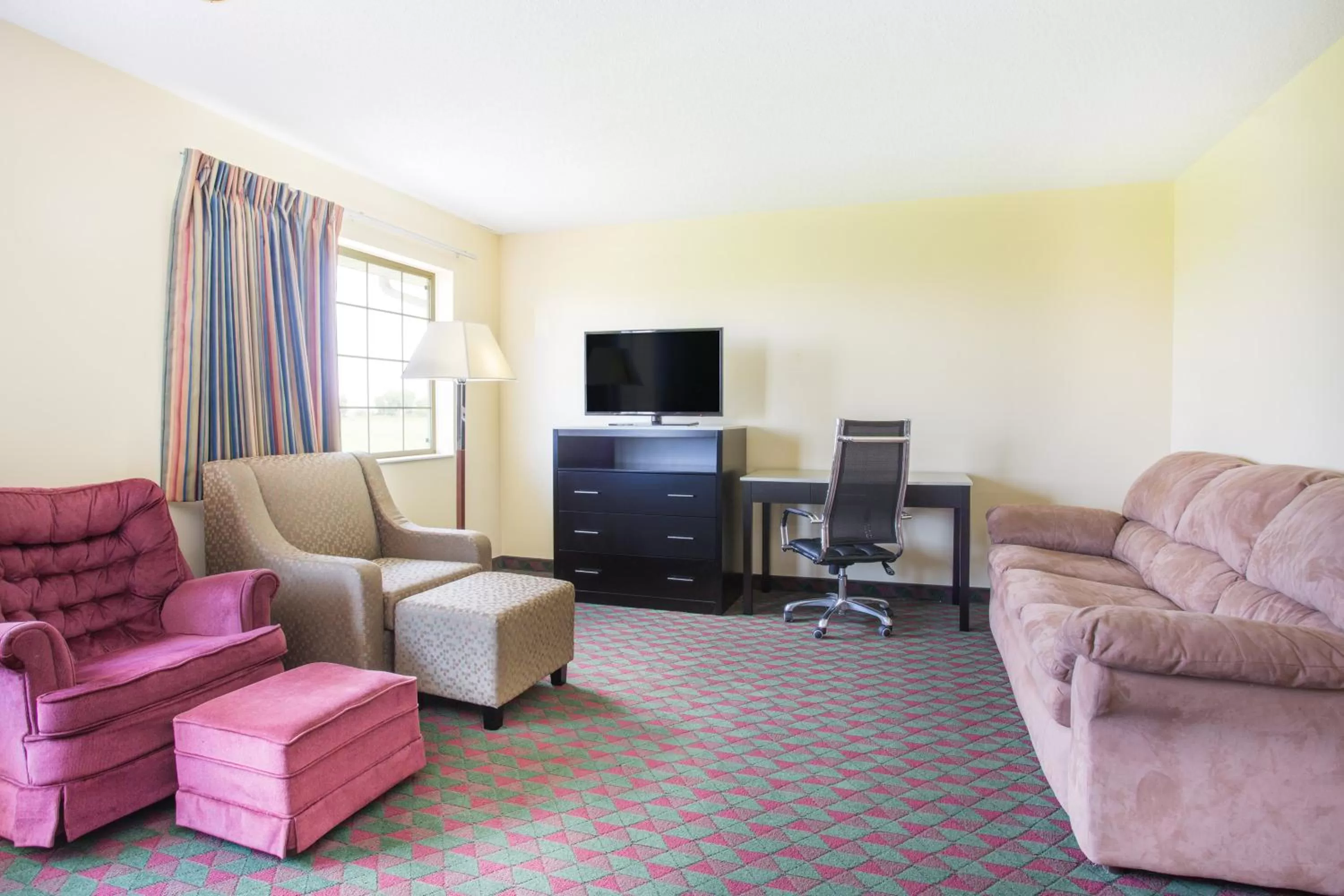 Living room in Days Inn by Wyndham Lexington NE