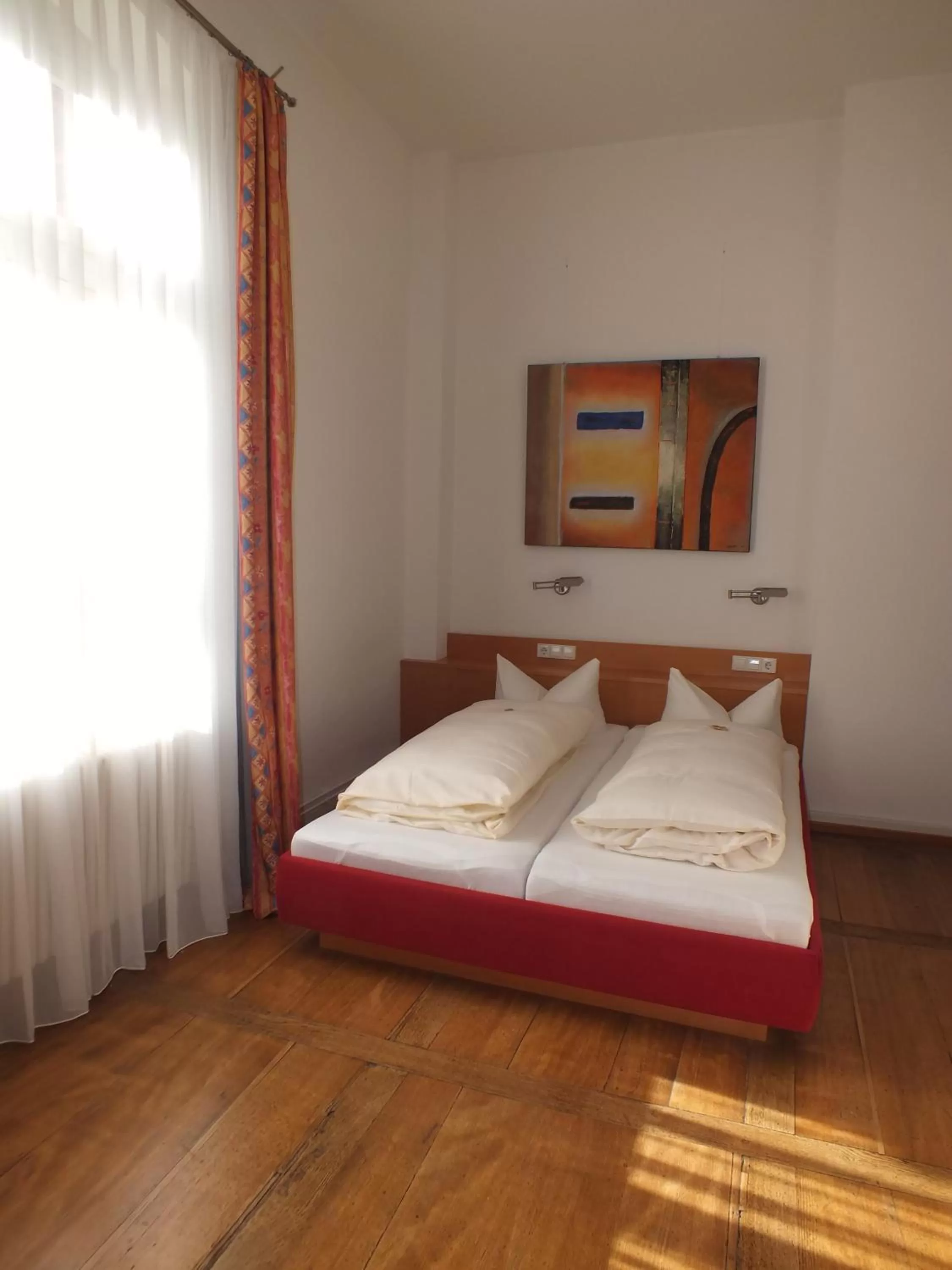 Photo of the whole room, Bed in Alleehaus