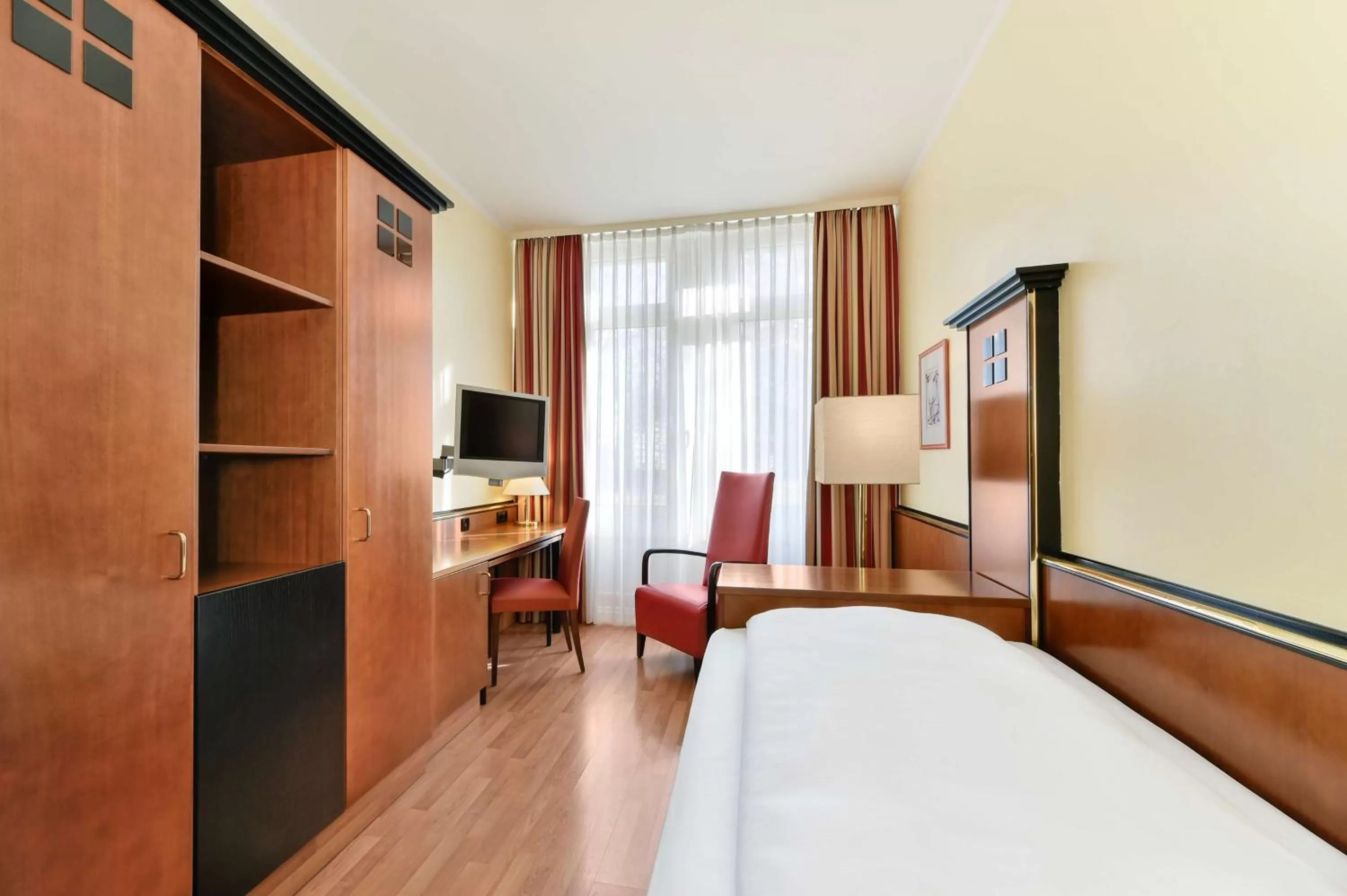 Photo of the whole room, TV/Entertainment Center in NH München City Süd