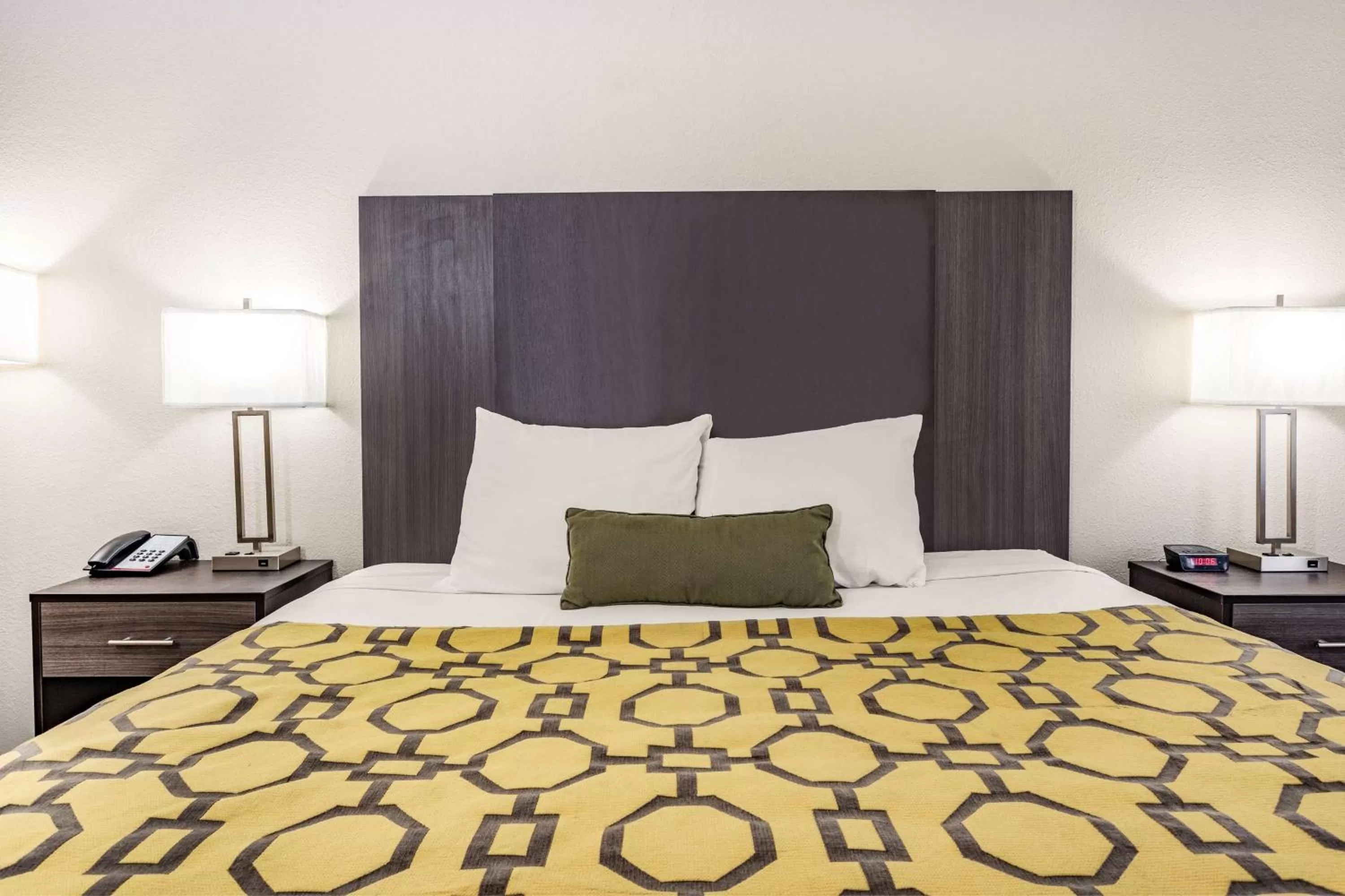 Photo of the whole room, Bed in Baymont by Wyndham Midway Tallahassee