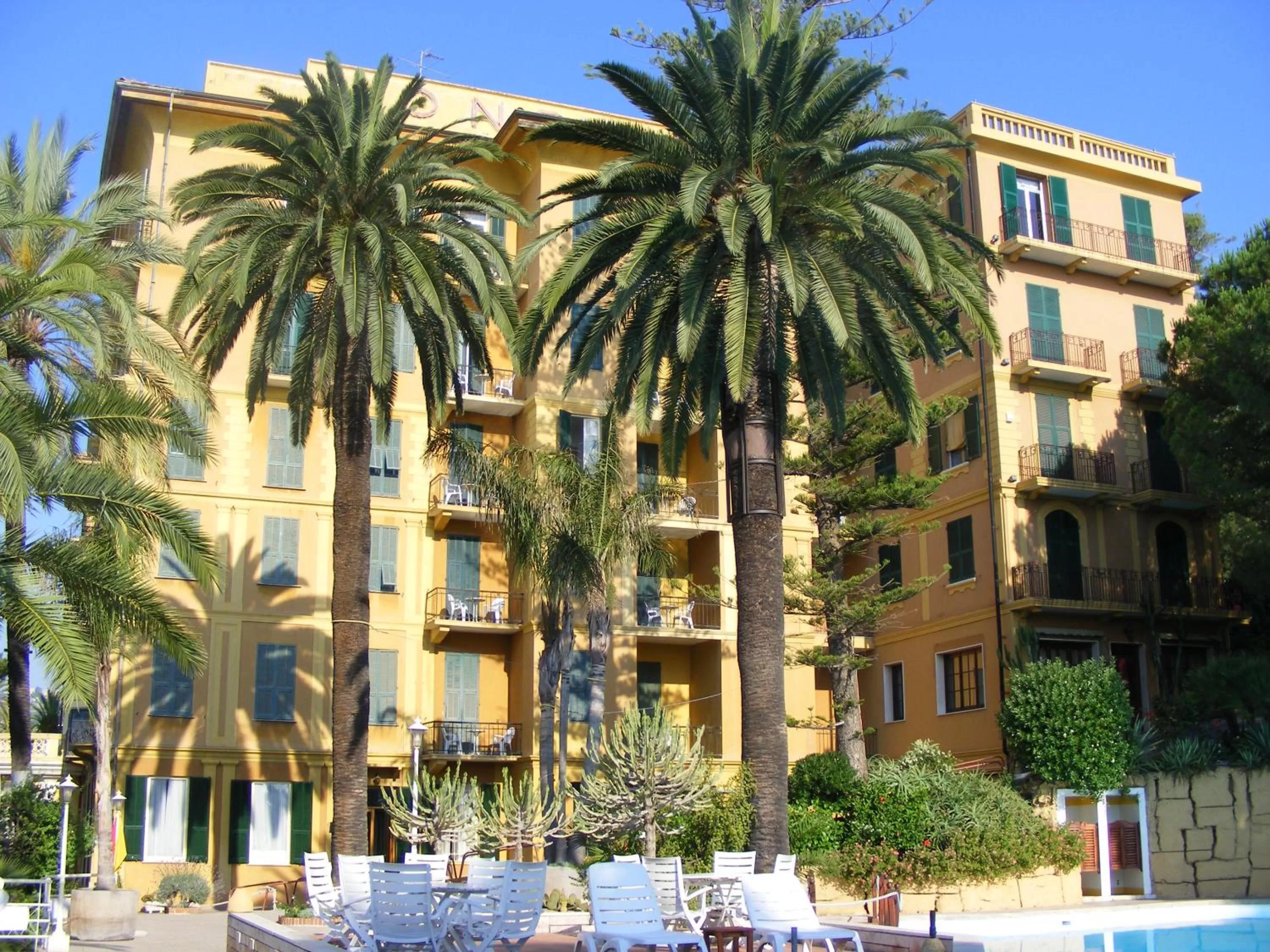 Property building in Grand Hotel De Londres