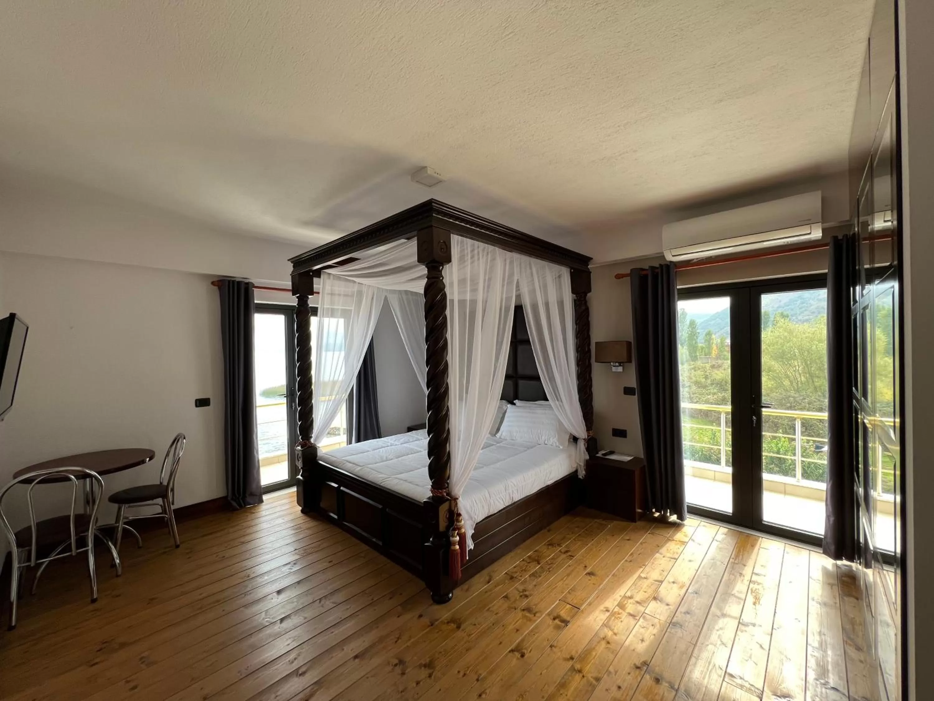 Bed in Hotel Victoria