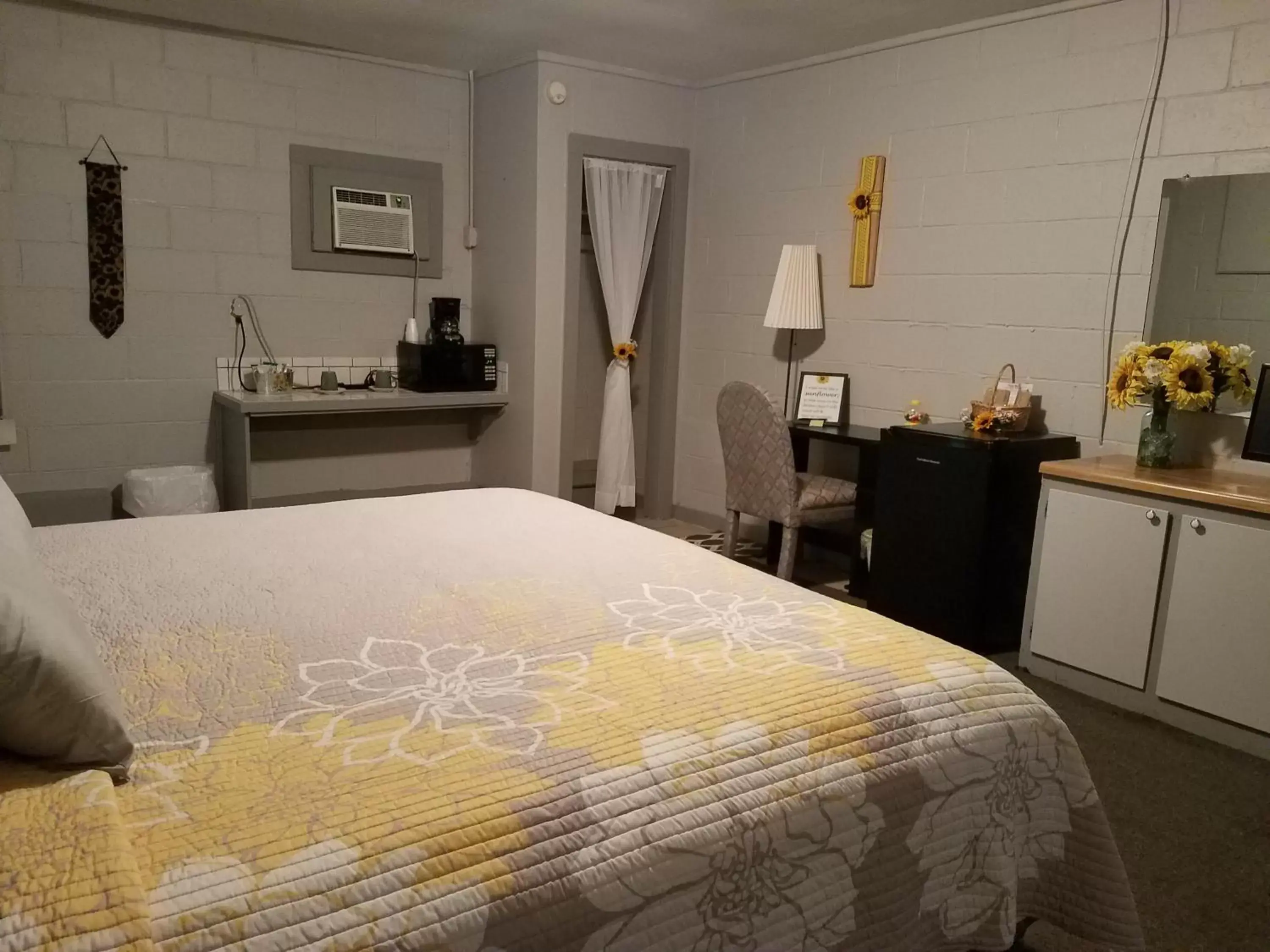 Photo of the whole room, Bed in Canton Motel Photo of the whole room, Bed in Canton Motel