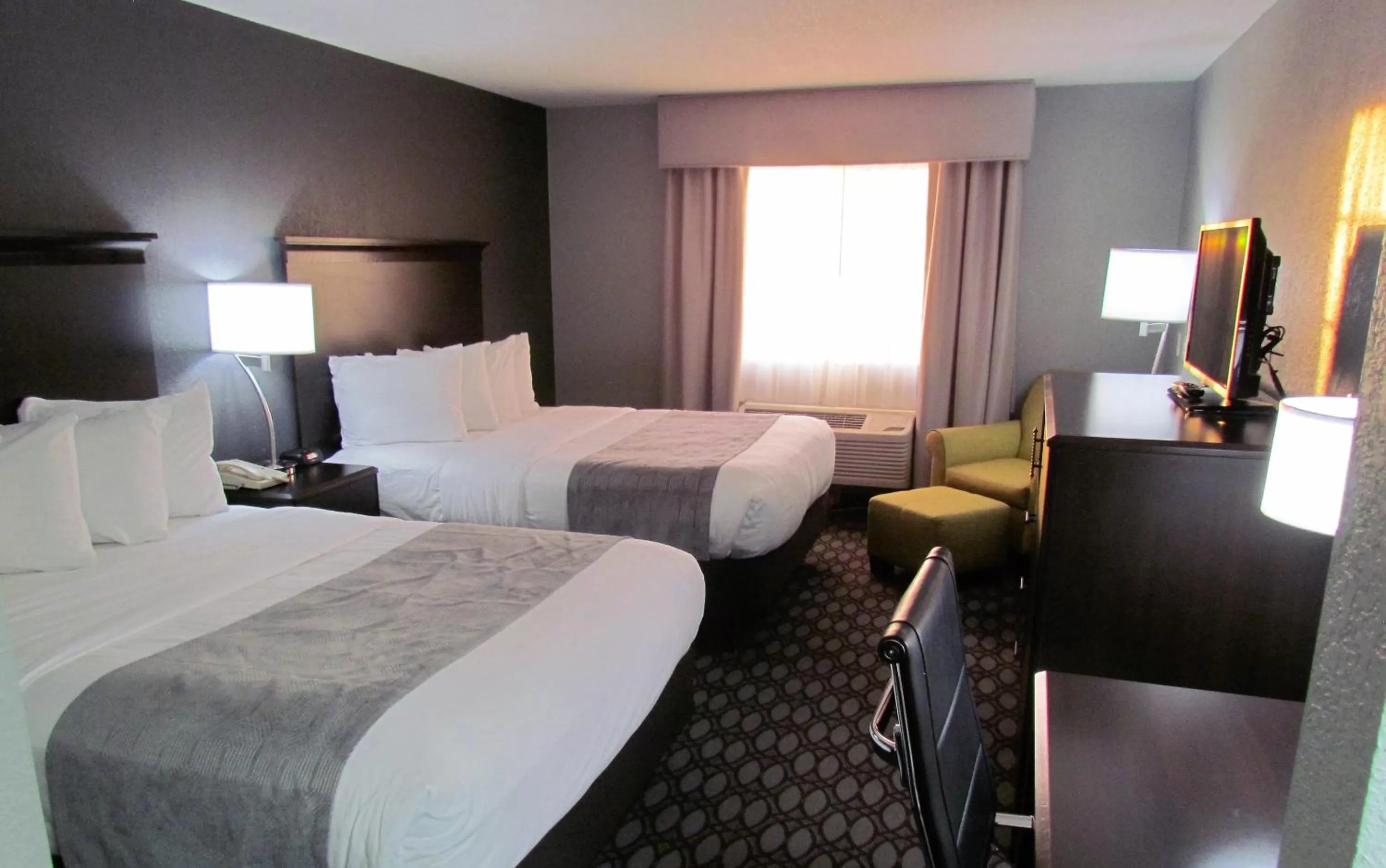 TV and multimedia, Bed in Oak Hill Inn & Suites