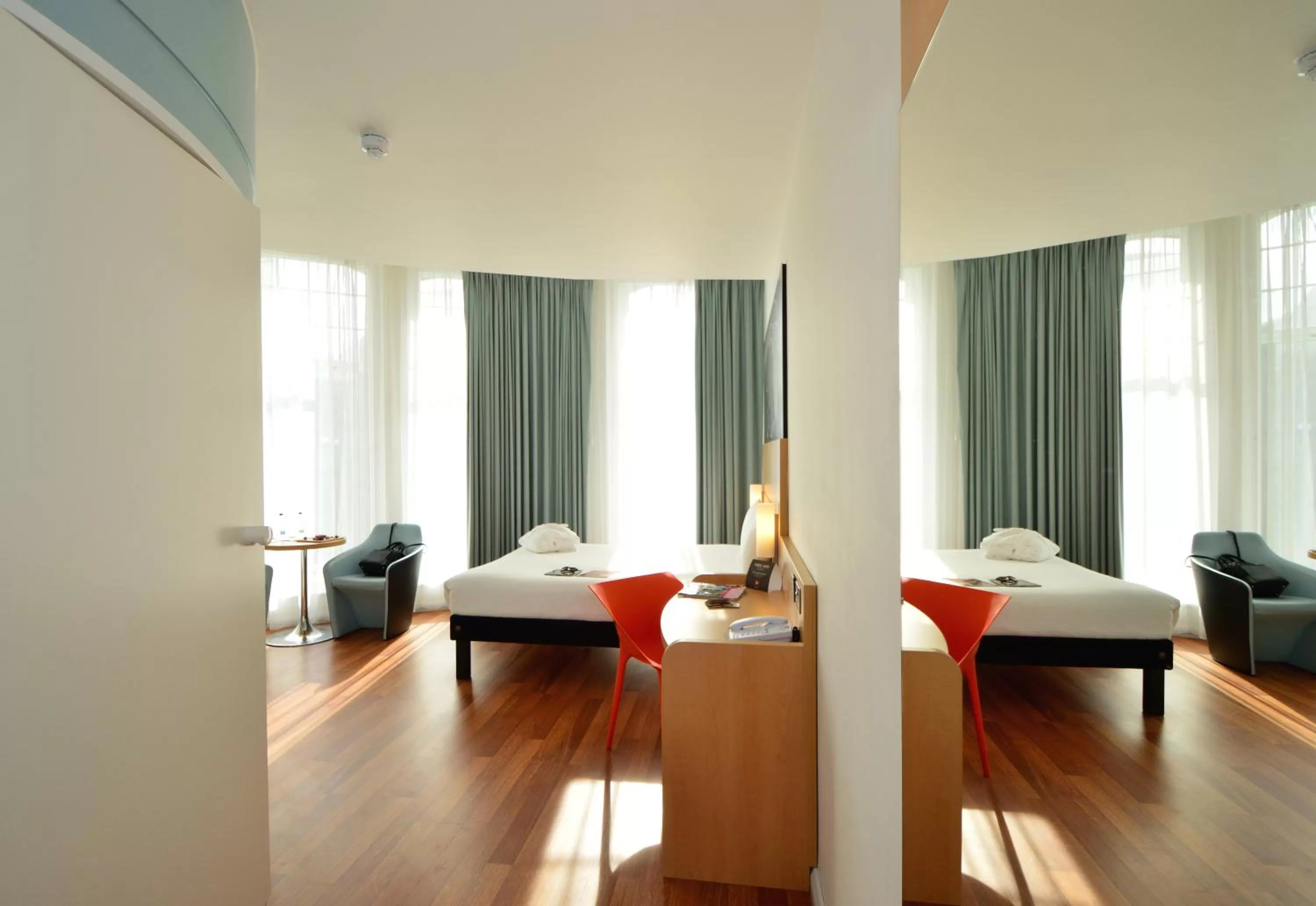 Photo of the whole room, Bed in ibis Edinburgh Centre South Bridge – Royal Mile