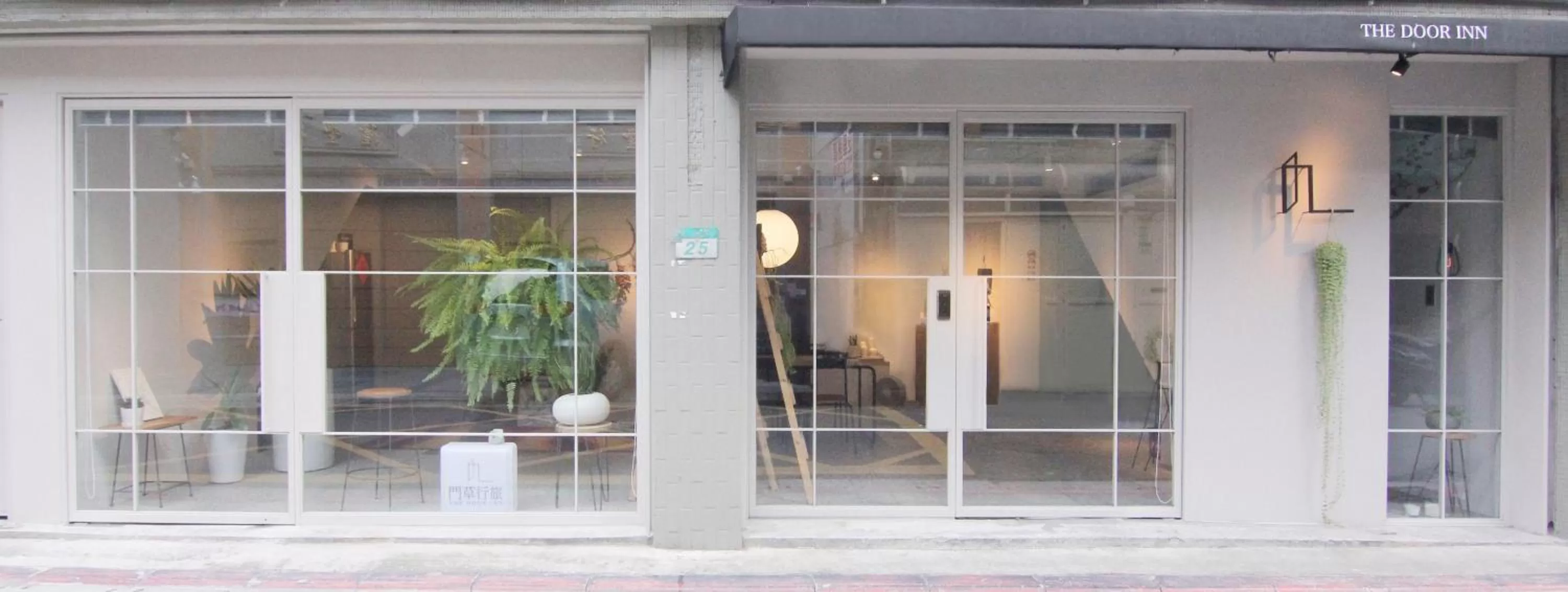 Facade/entrance in The Door Inn