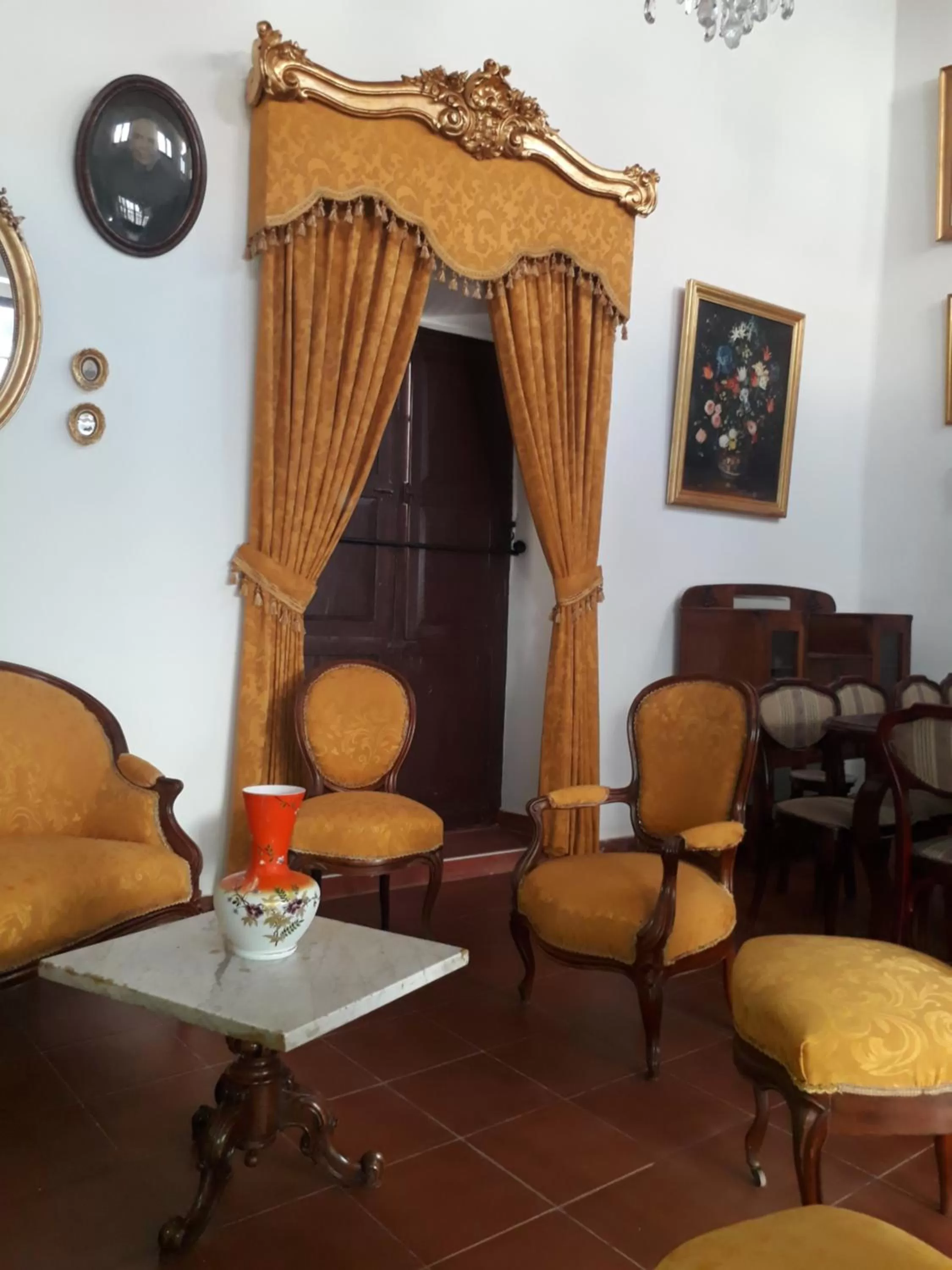 Communal lounge/ TV room in El Jardin De Su Merced B&B