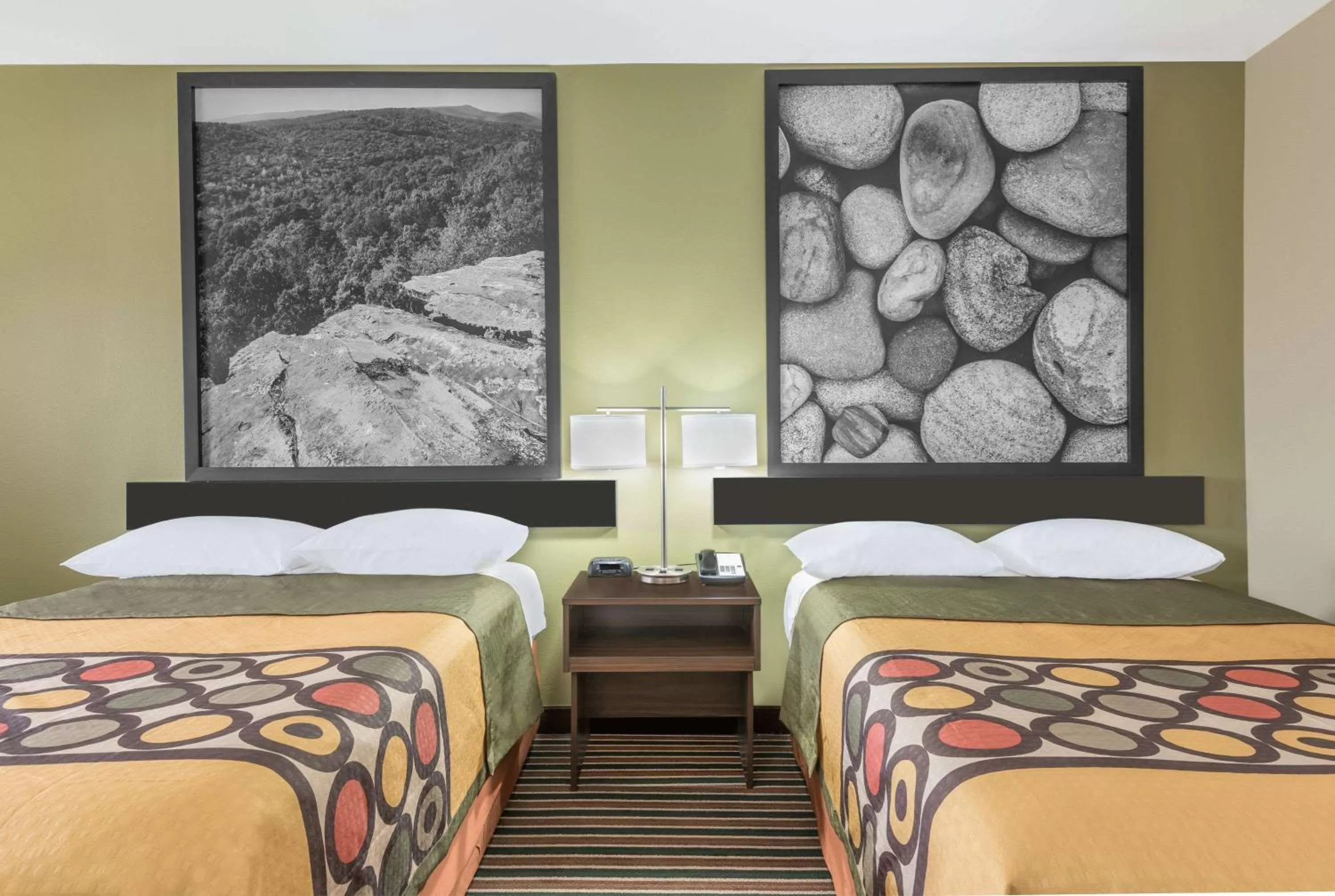 Photo of the whole room, Bed in Super 8 by Wyndham Bryant Little Rock Area