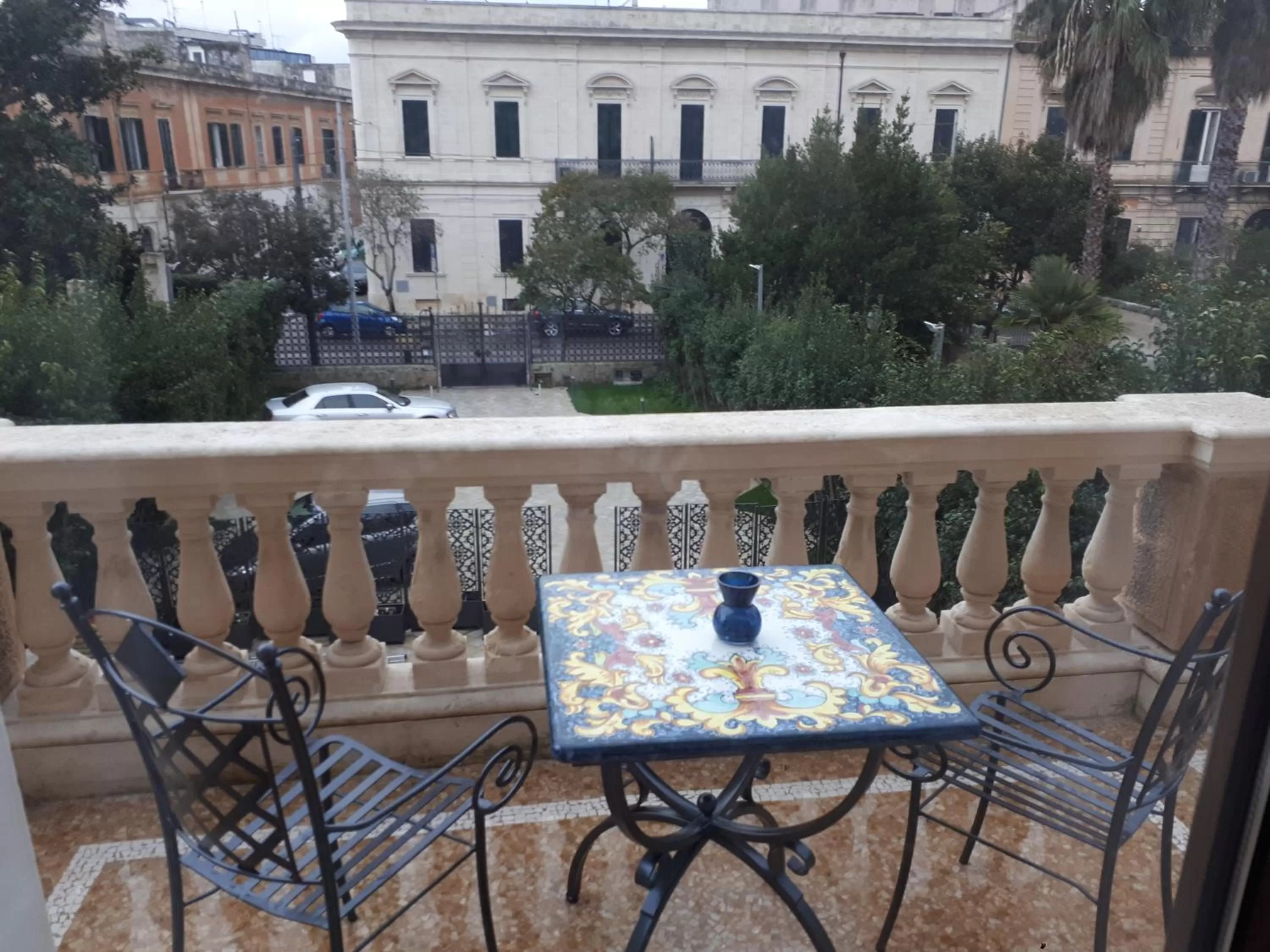 Double Room with Balcony in Dimora Charleston Lecce parcheggio privato in loco gratis