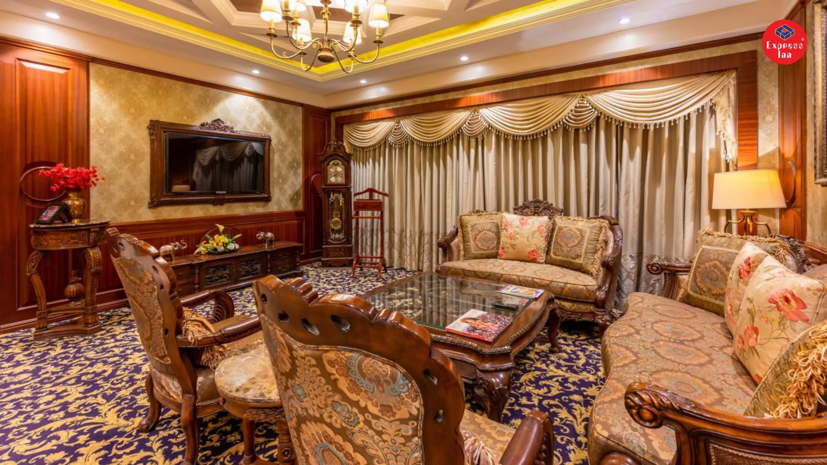 Communal lounge/ TV room in Express Inn The Business Luxury Hotel