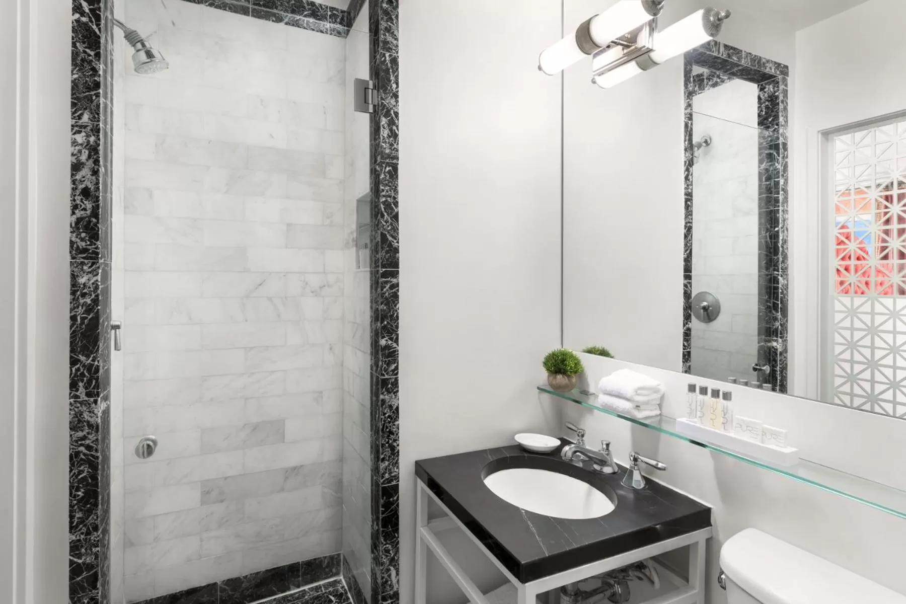 Bathroom in Maison 140 Beverly Hills