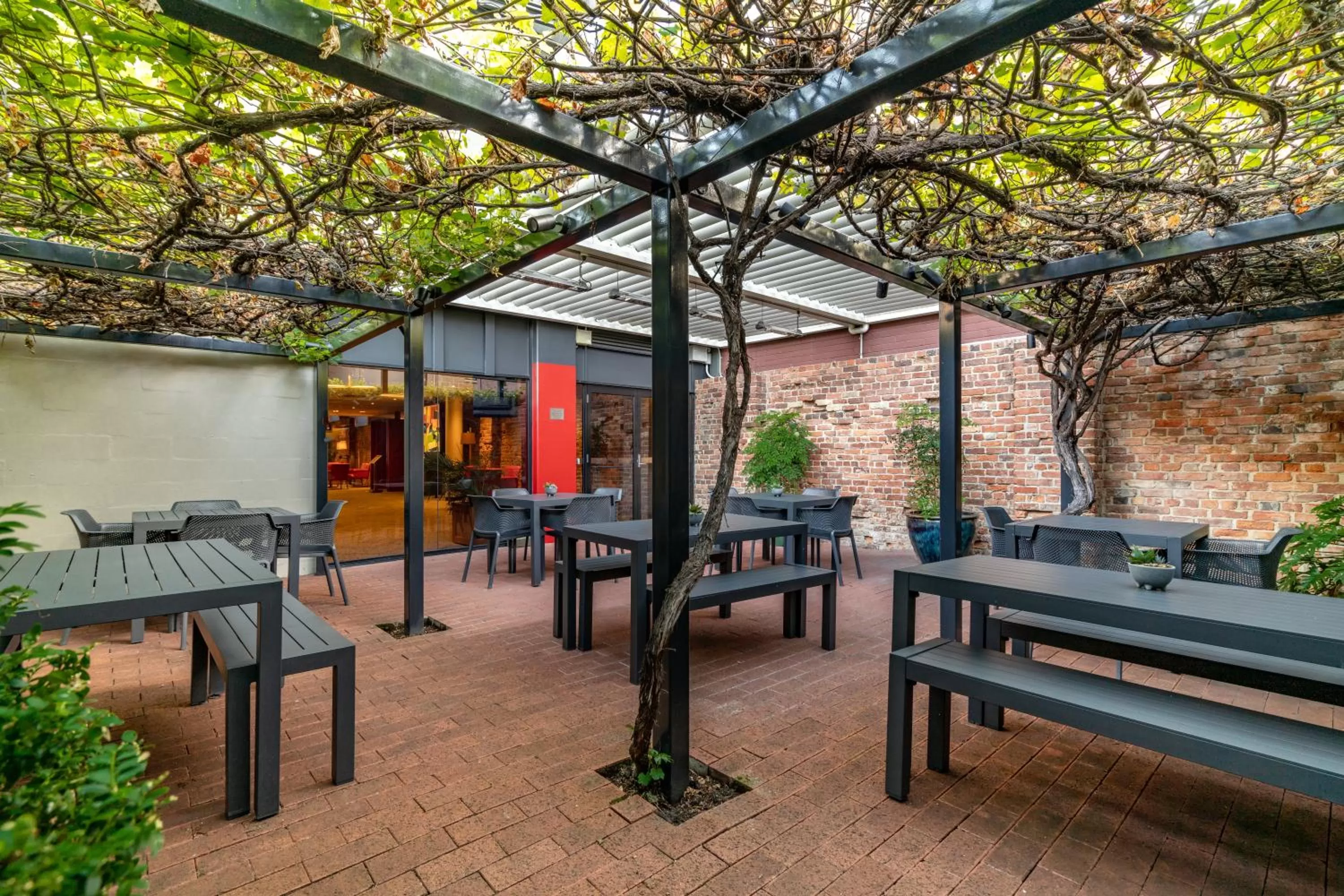 Garden in The Old Woolstore Apartment Hotel