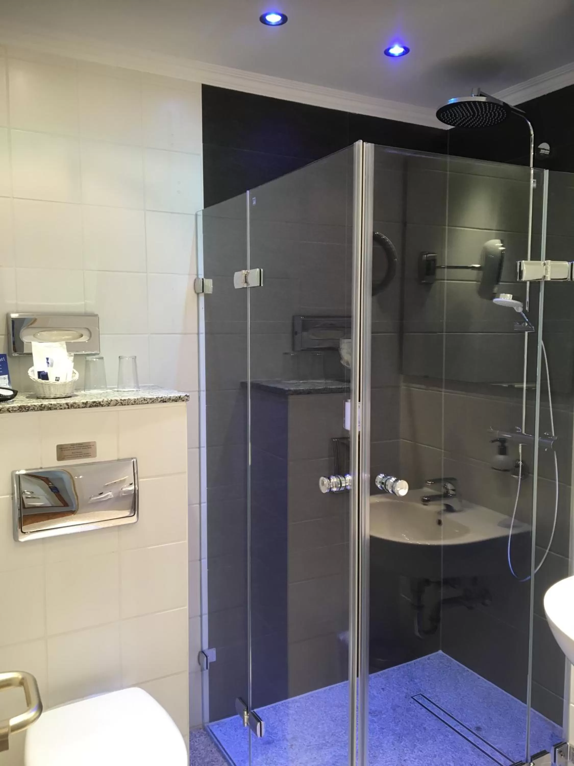 Bathroom in Budget by Hotel Savoy Hannover
