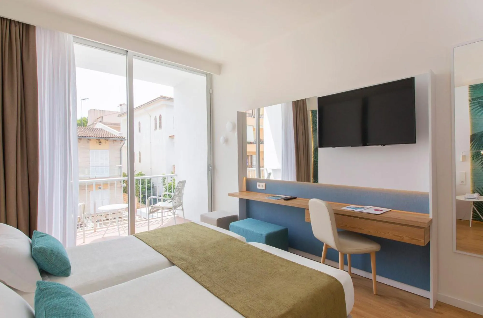 Photo of the whole room, Bed in JS Yate