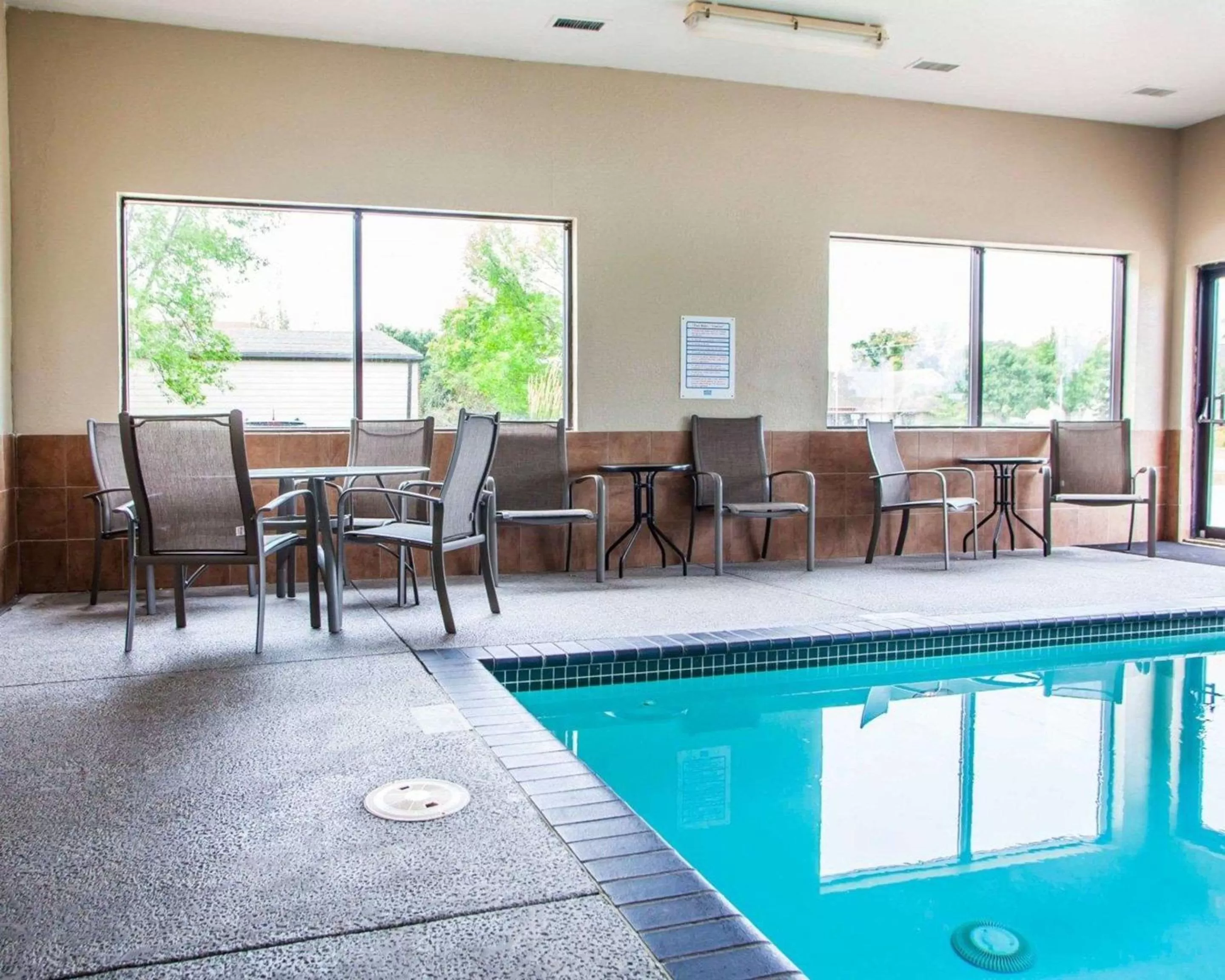Swimming pool in Quality Inn & Suites Ankeny-Des Moines