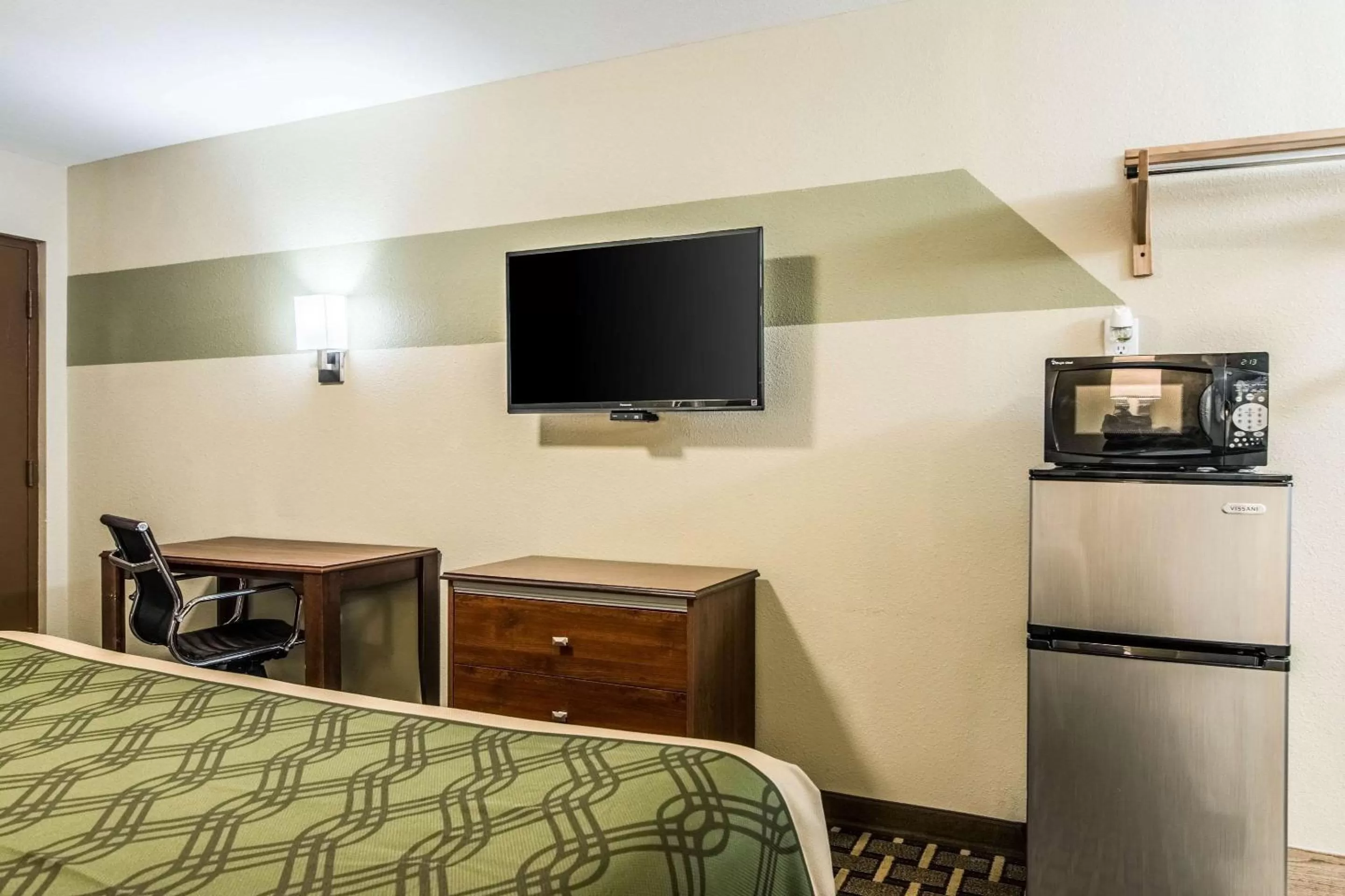 Photo of the whole room, Bed in Econo Lodge Jasper