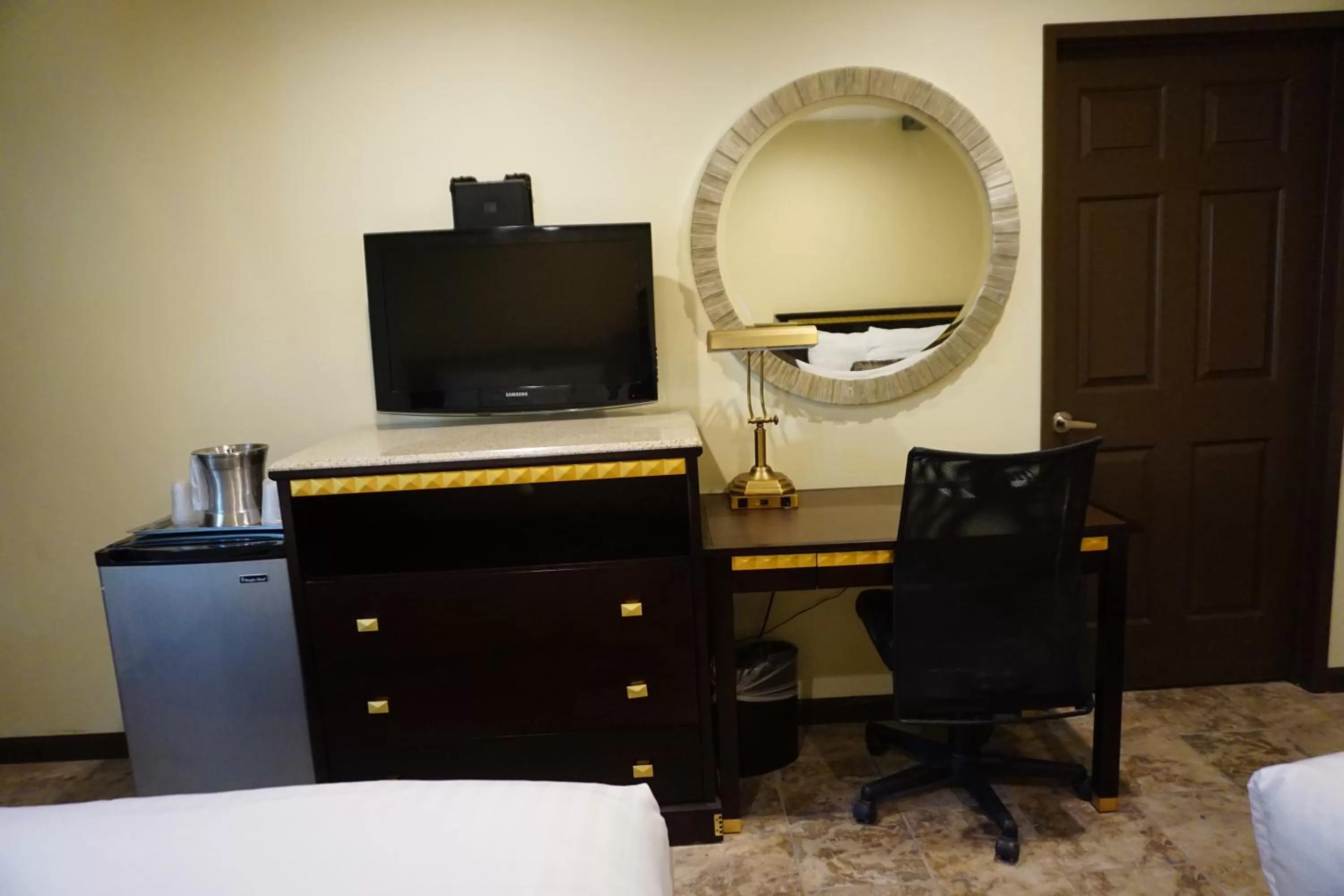 Living room, Bed in Tuscan Garden Inn