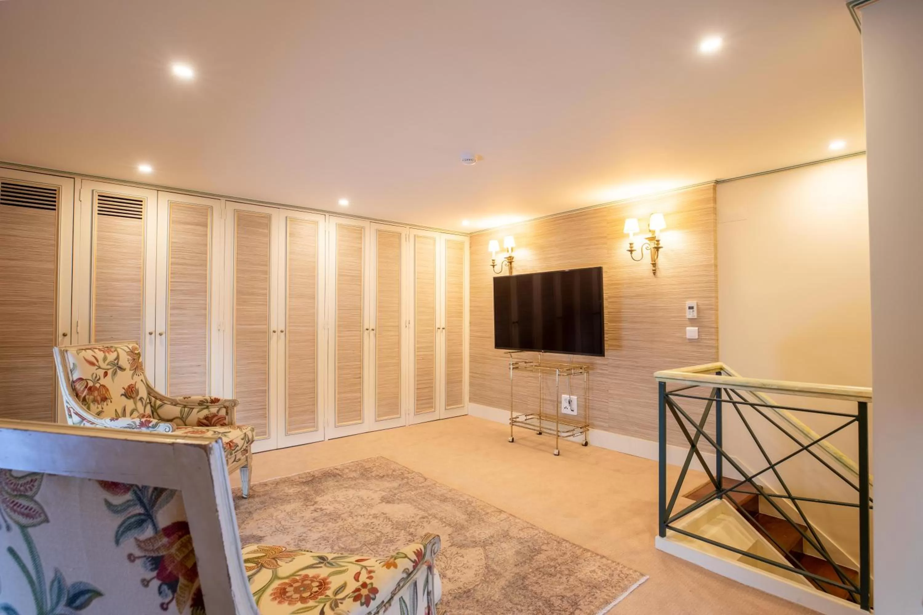 TV and multimedia in Estoril Vintage Hotel