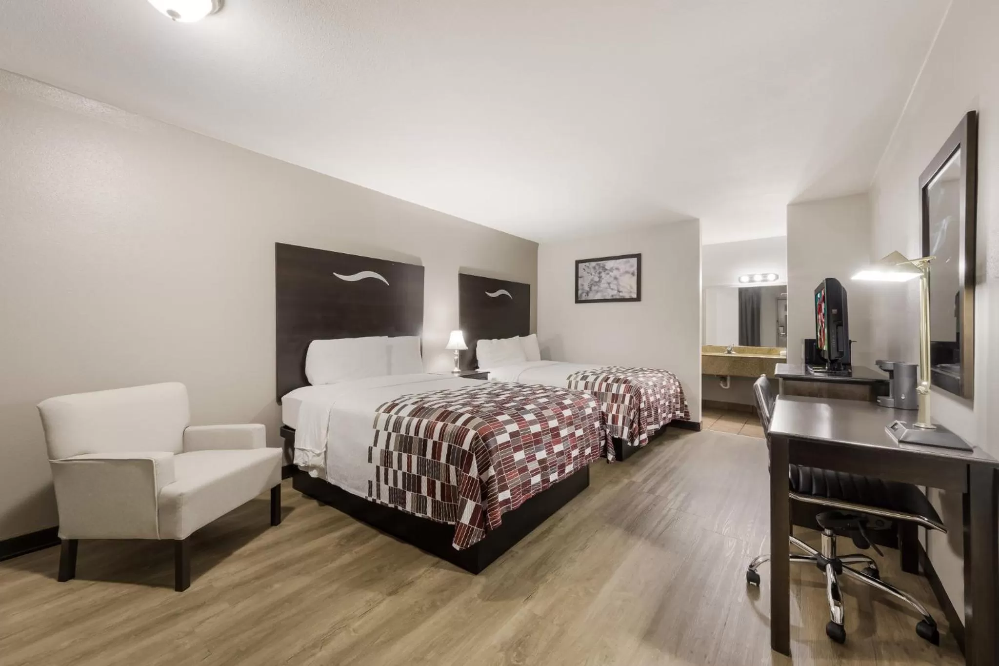 Photo of the whole room, Bed in Red Roof Inn College Station