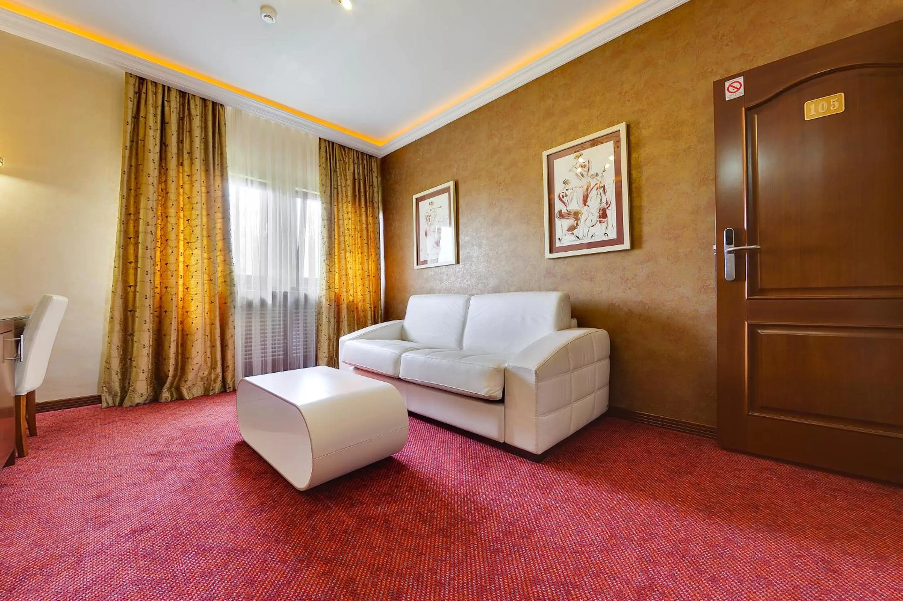 TV and multimedia, Seating Area in Hotel Sucevic Garni