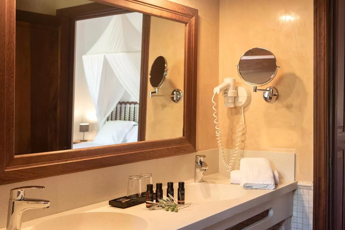 Bathroom in Hotel Es Port