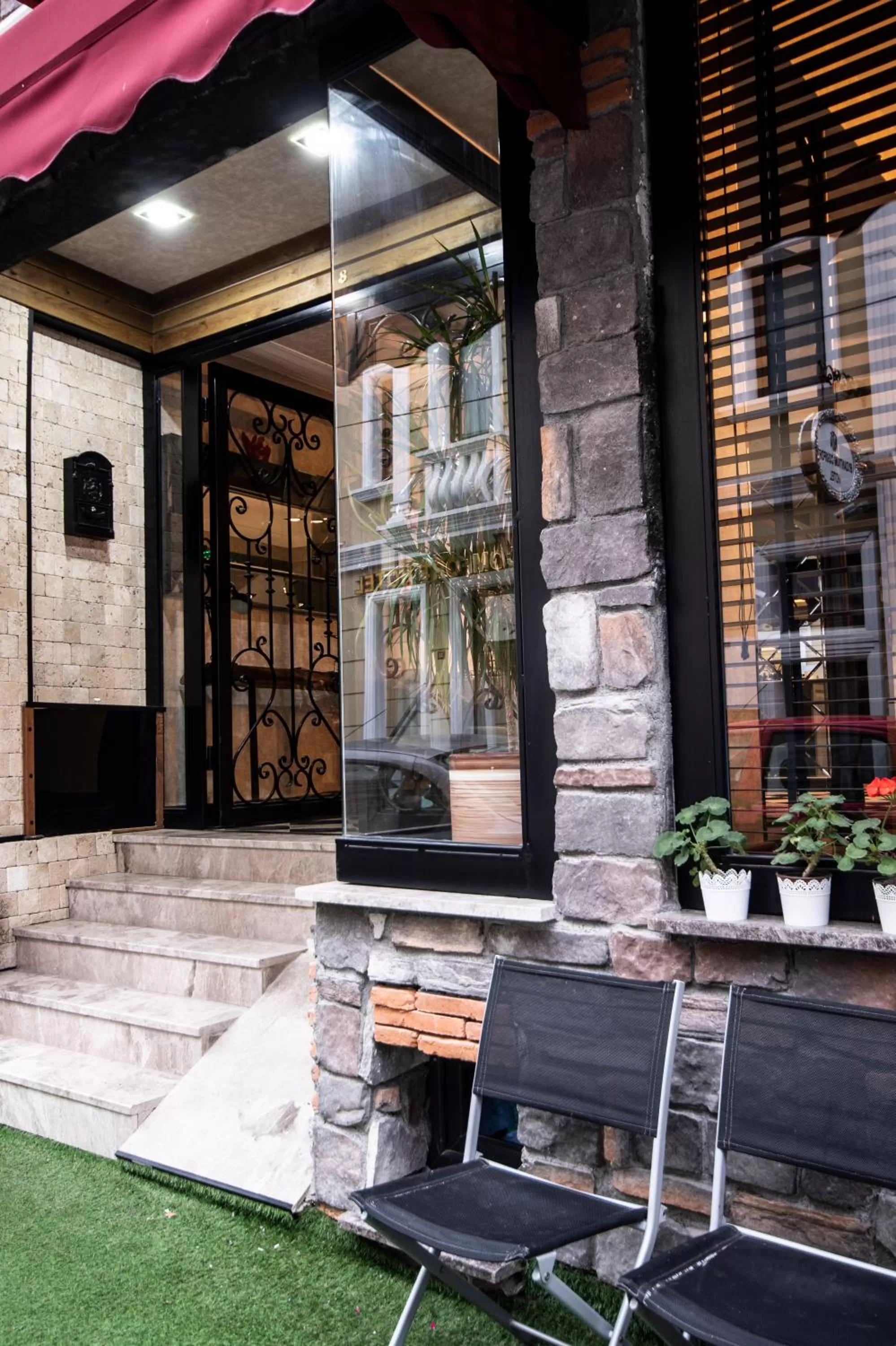 Facade/entrance in Pruva Hotel