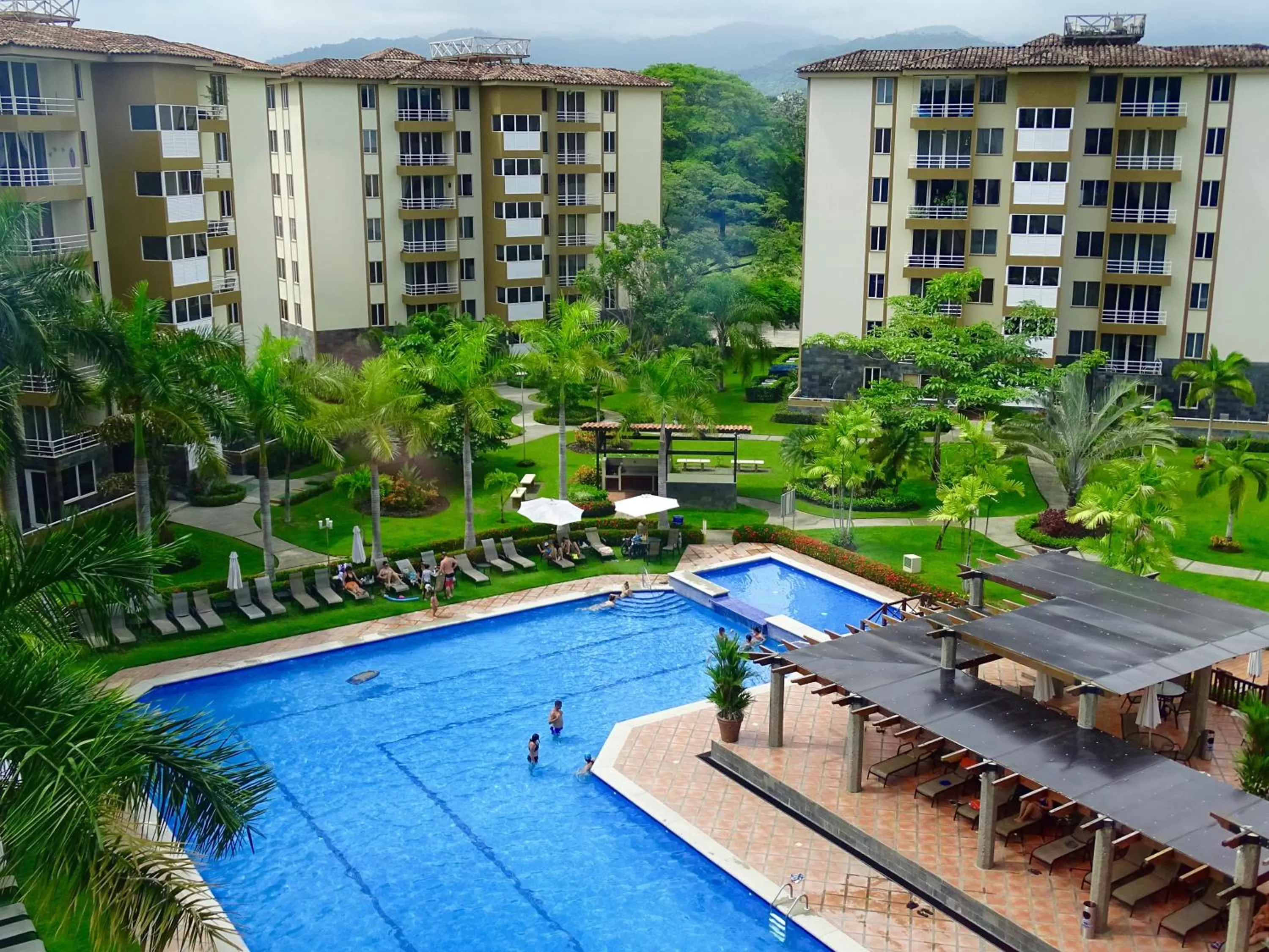 Swimming pool in Jaco Beach Condos