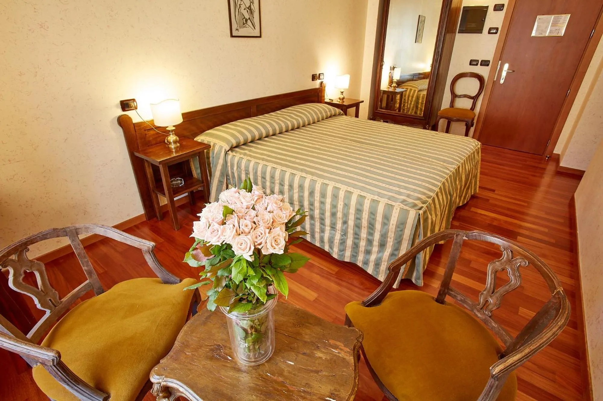 Photo of the whole room, Bed in Liberty Hotel