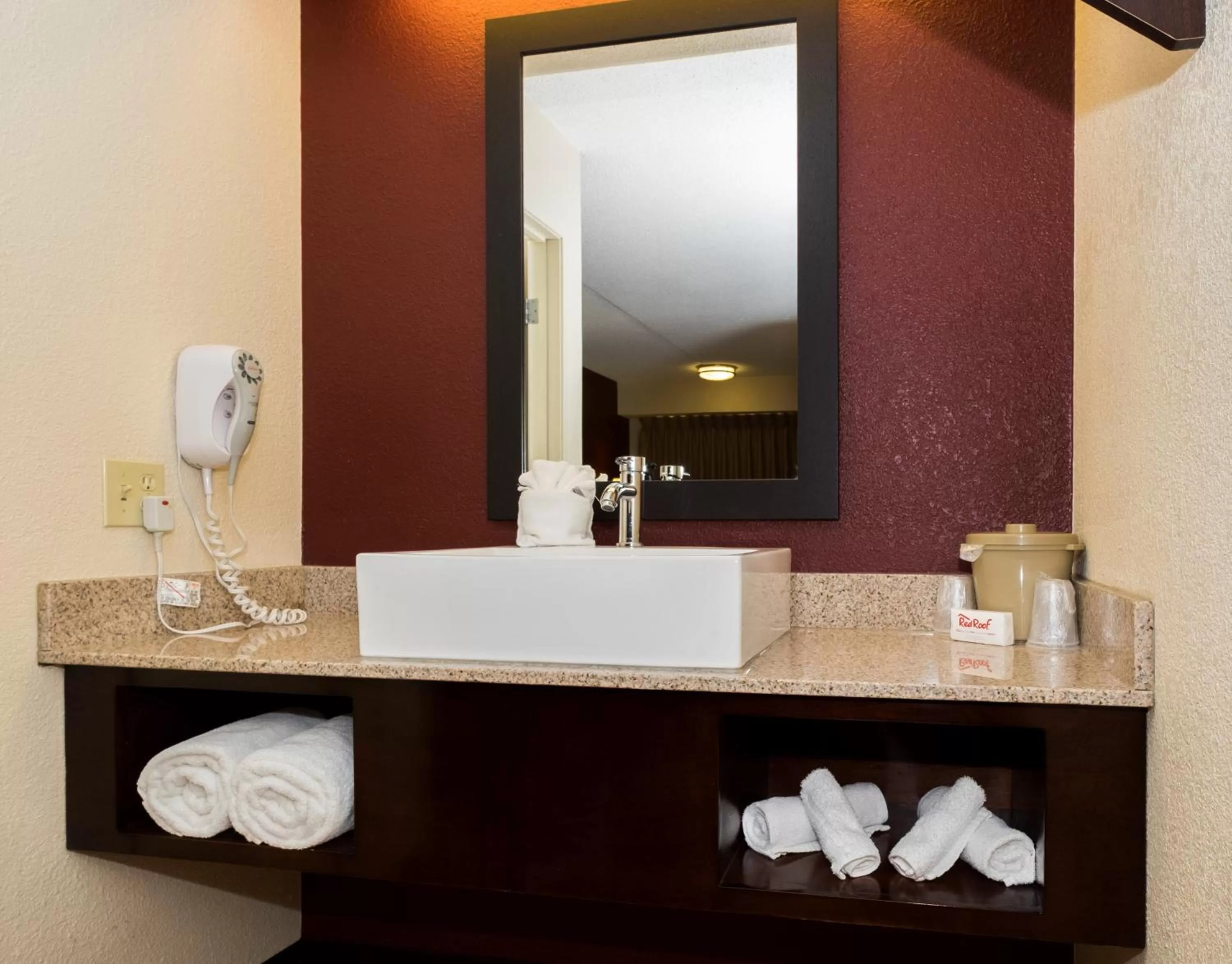 Bathroom in Red Roof Inn PLUS+ Columbus - Dublin