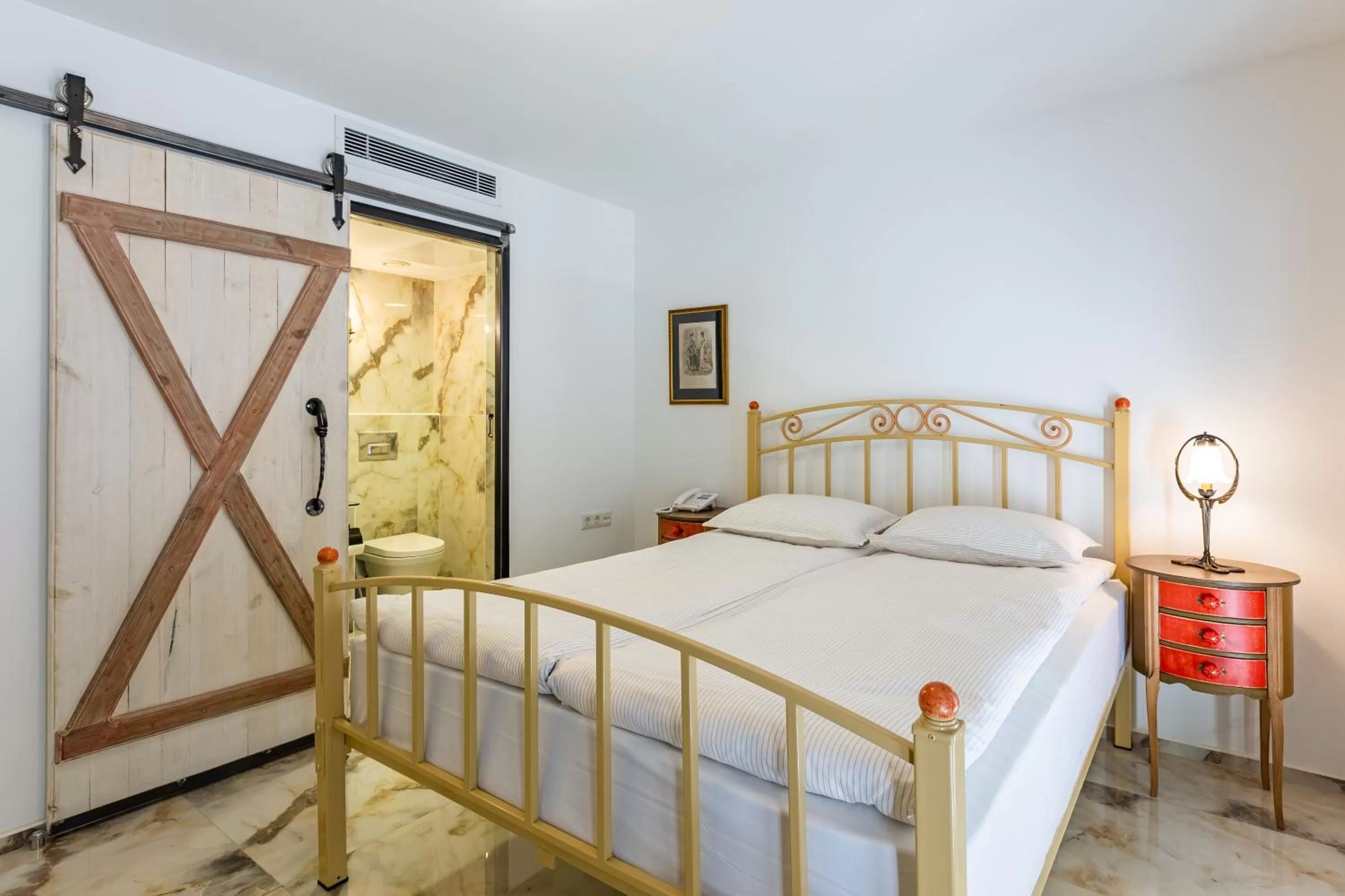 Bed in Villa Pera Suite Hotel