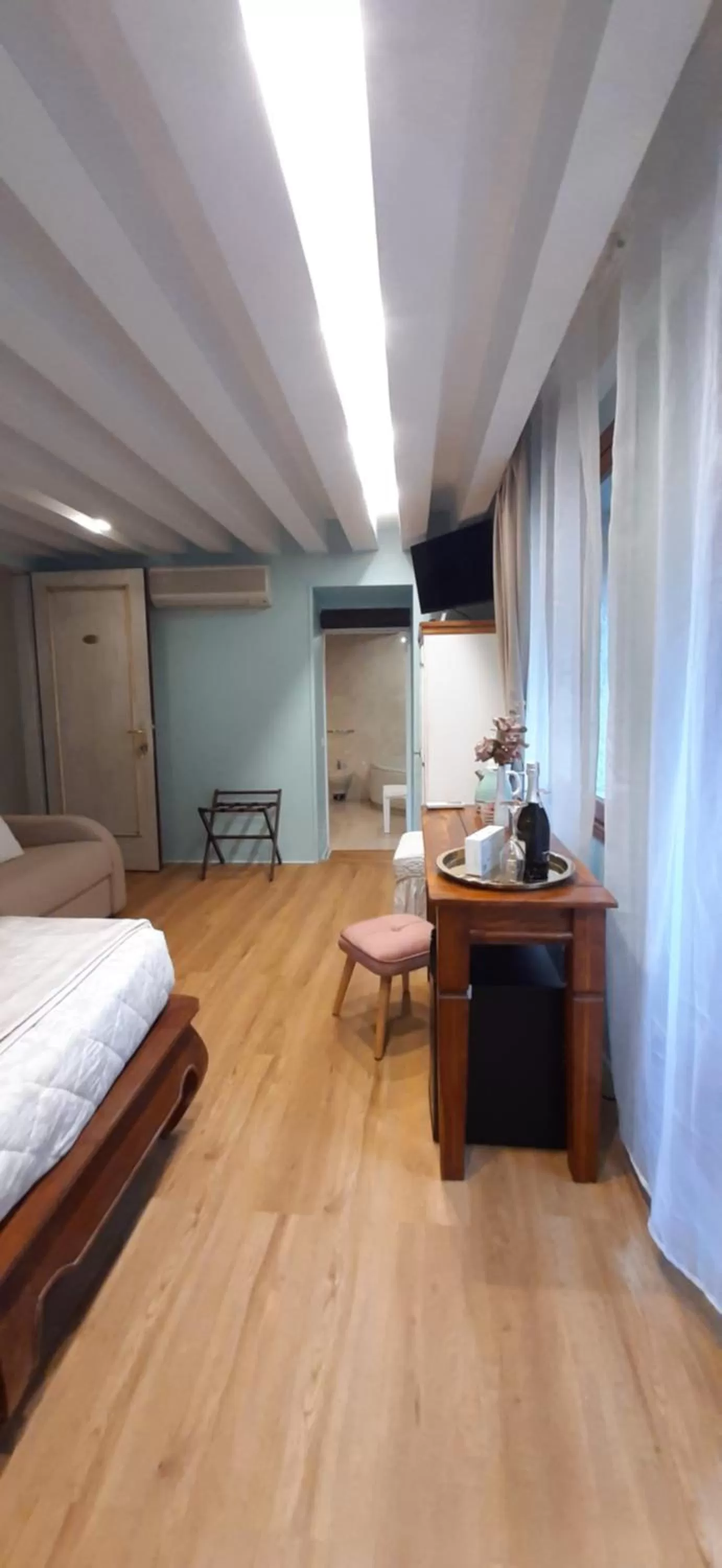 Photo of the whole room, Bed in Corte del Doge di Rialto