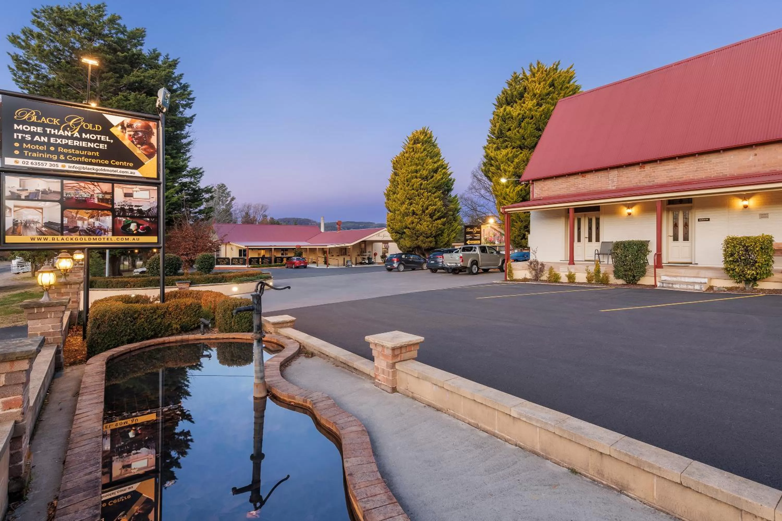 Facade/entrance in Black Gold Motel