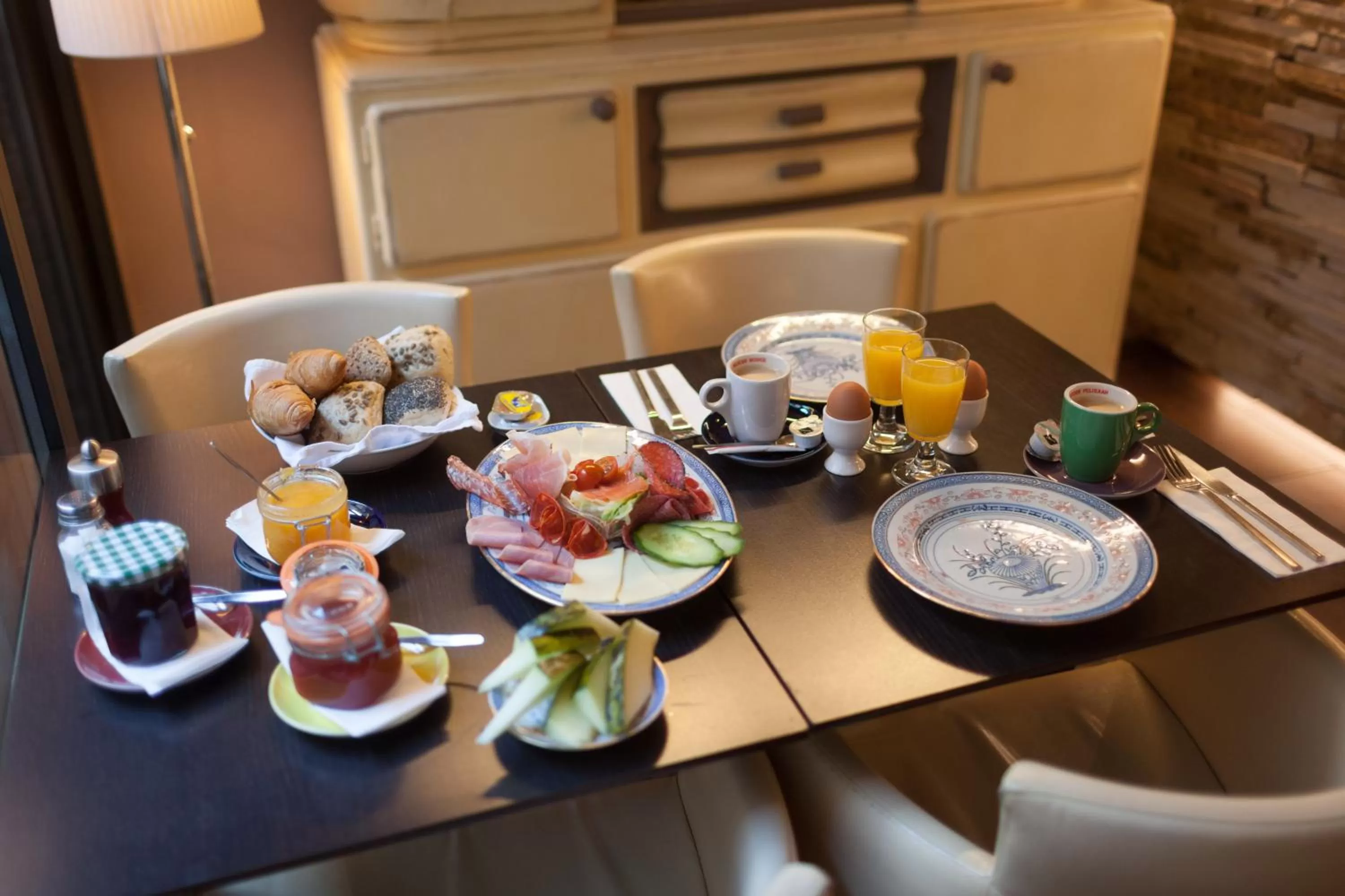 Restaurant/places to eat in Hotel Diamonds and Pearls