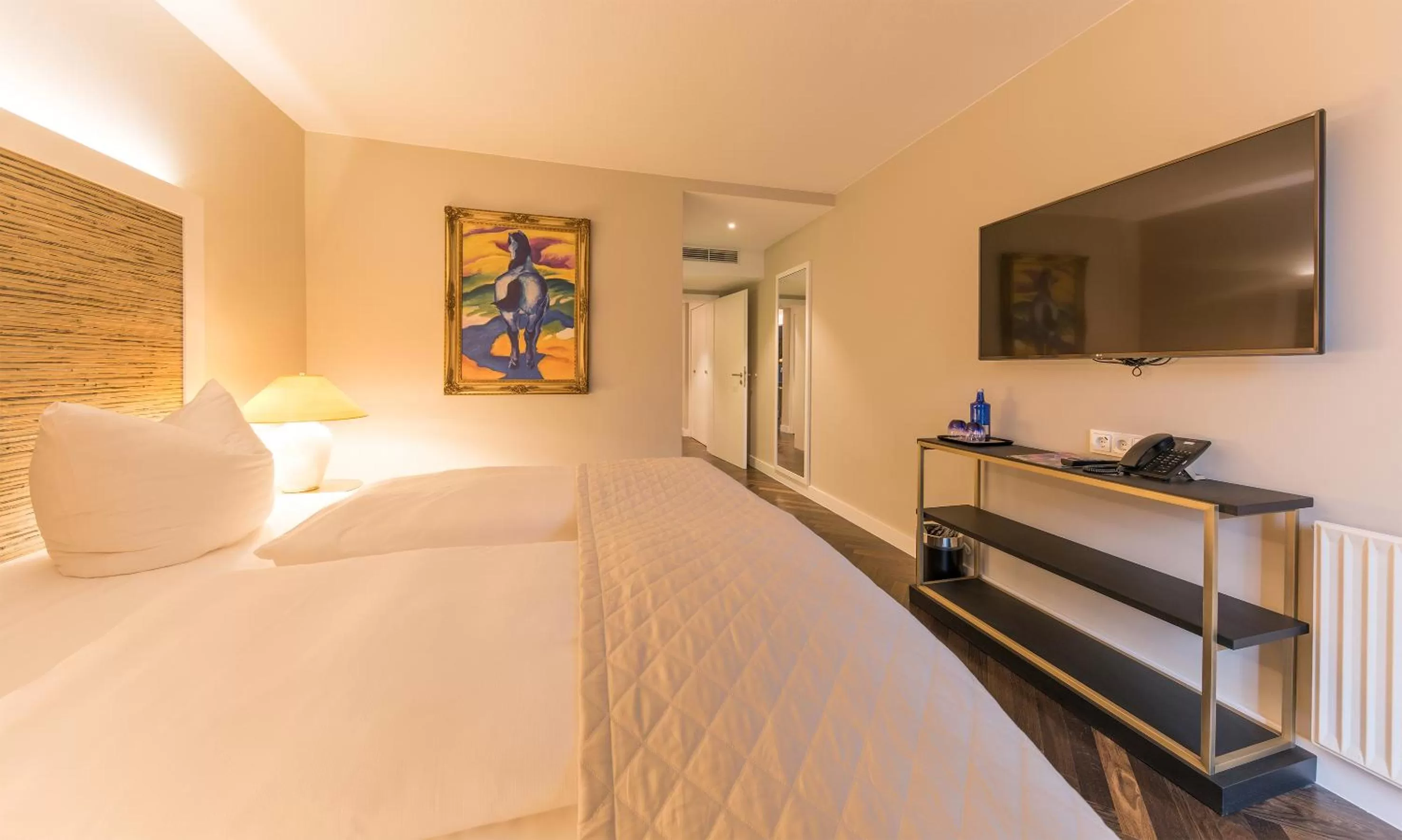 TV and multimedia, Bed in Hotel Bayerischer Hof