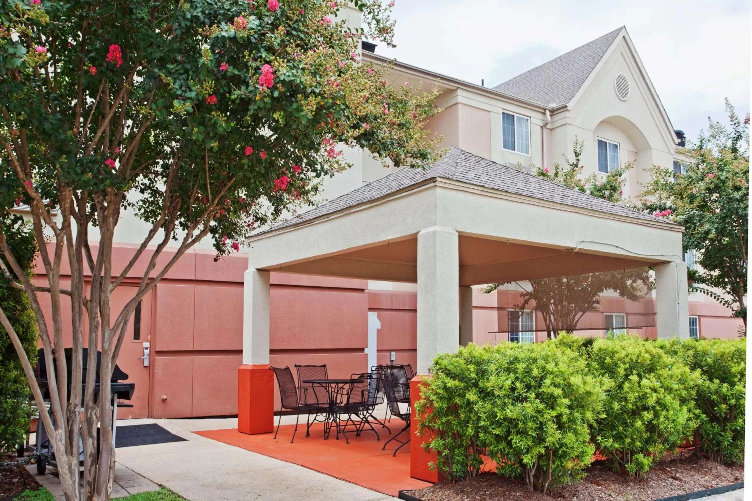Patio, Property Building in Sonesta Simply Suites Houston Galleria Medical Center