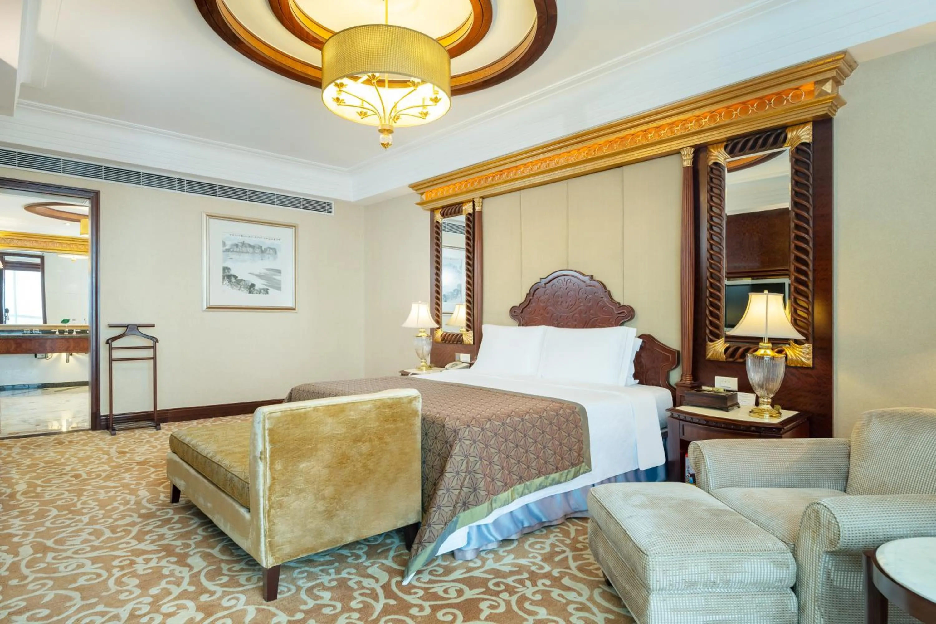 Living room in Regal Palace Hotel