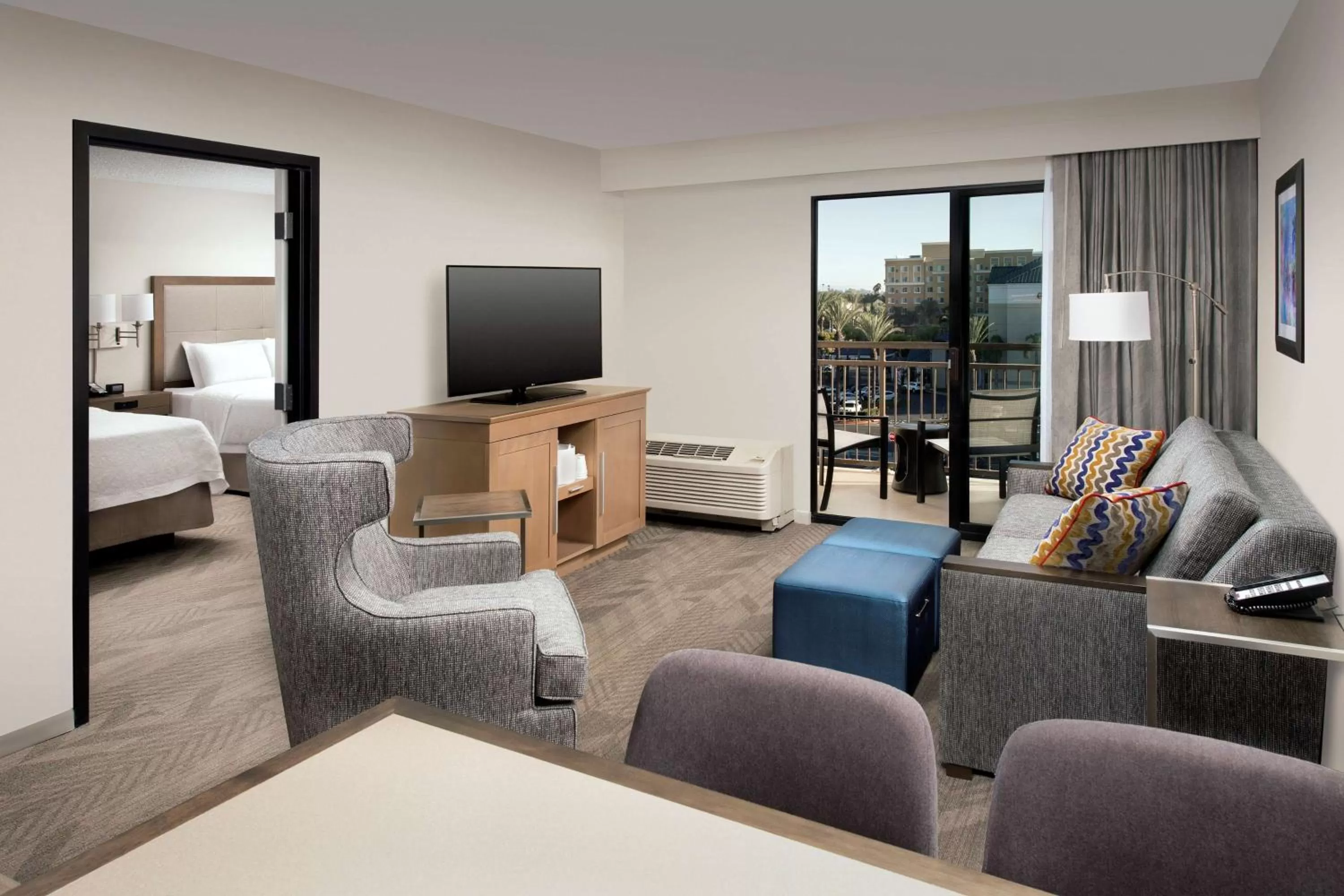 Living room, Bed in Hampton Inn & Suites Anaheim Garden Grove