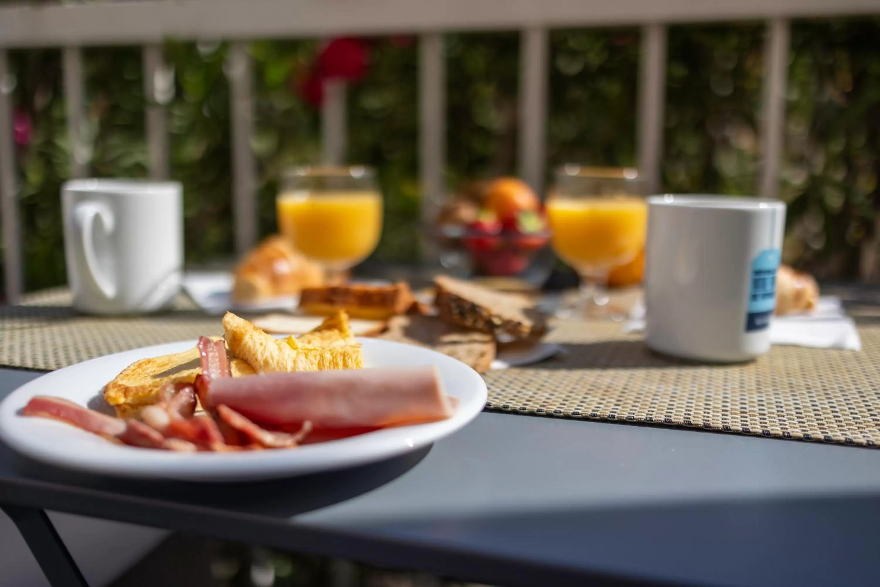 Breakfast in Hôtel restaurant Kyriad Fréjus