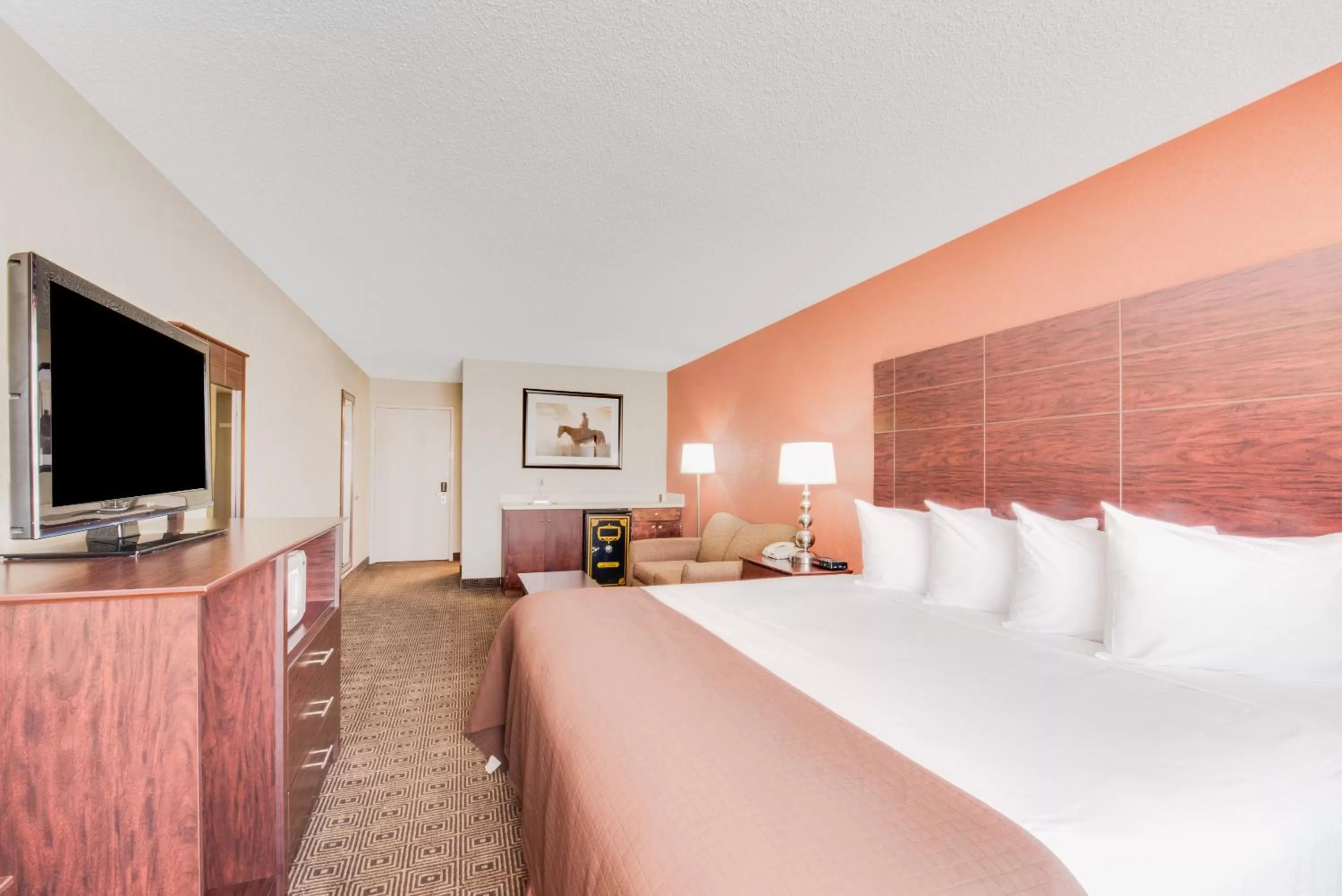 Photo of the whole room, Bed in Baymont by Wyndham Midland Airport