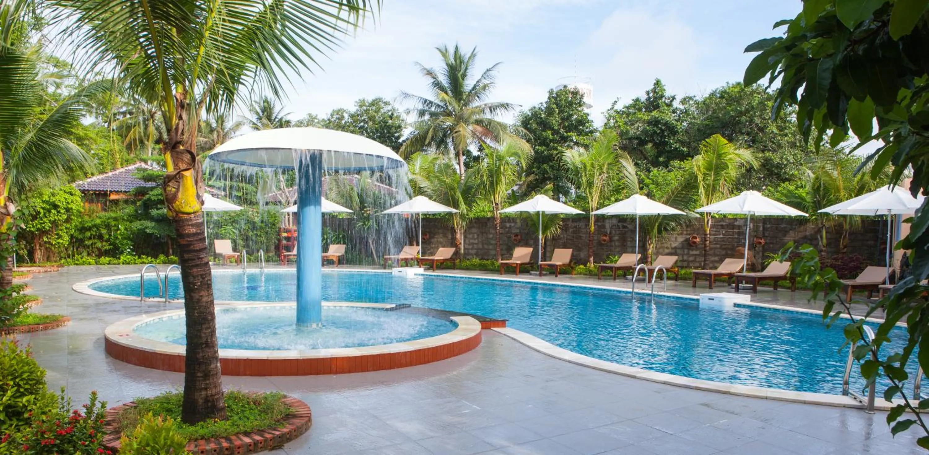 Swimming pool in Elwood Premier Resort Phu Quoc