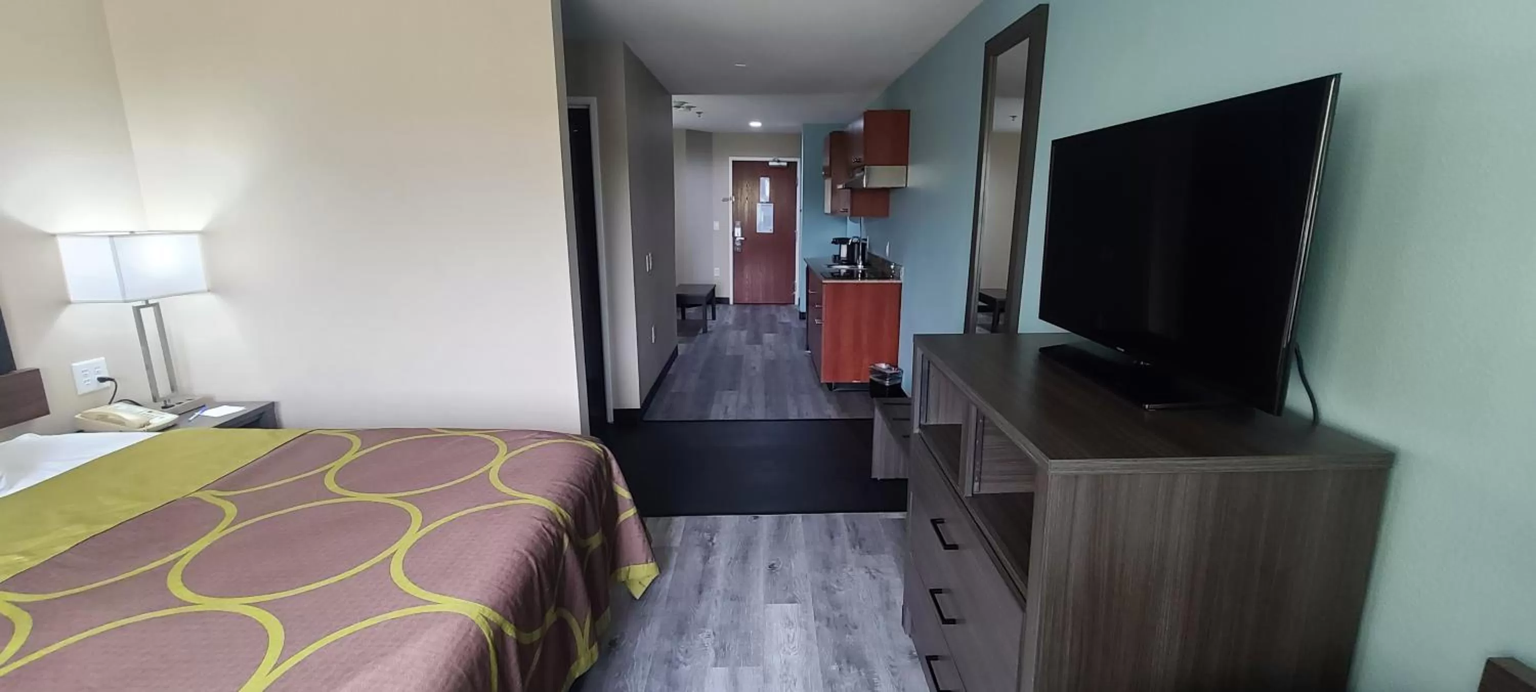 King Studio Suite with Mobility Access and Bath Tub with Grab Bars - Non-Smoking in Super 8 by Wyndham Lubbock West