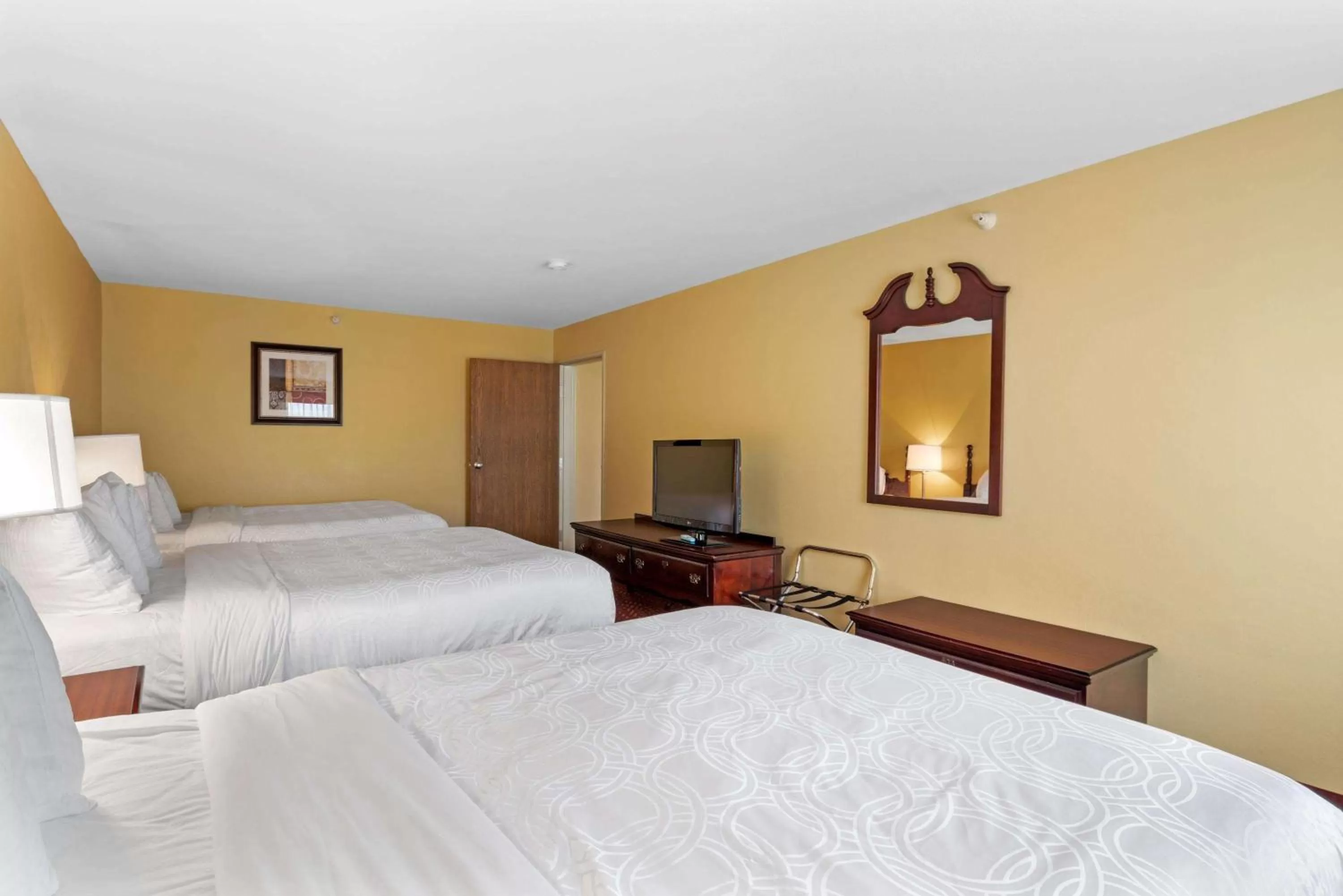 Photo of the whole room, Bed in Best Western Clearlake Plaza