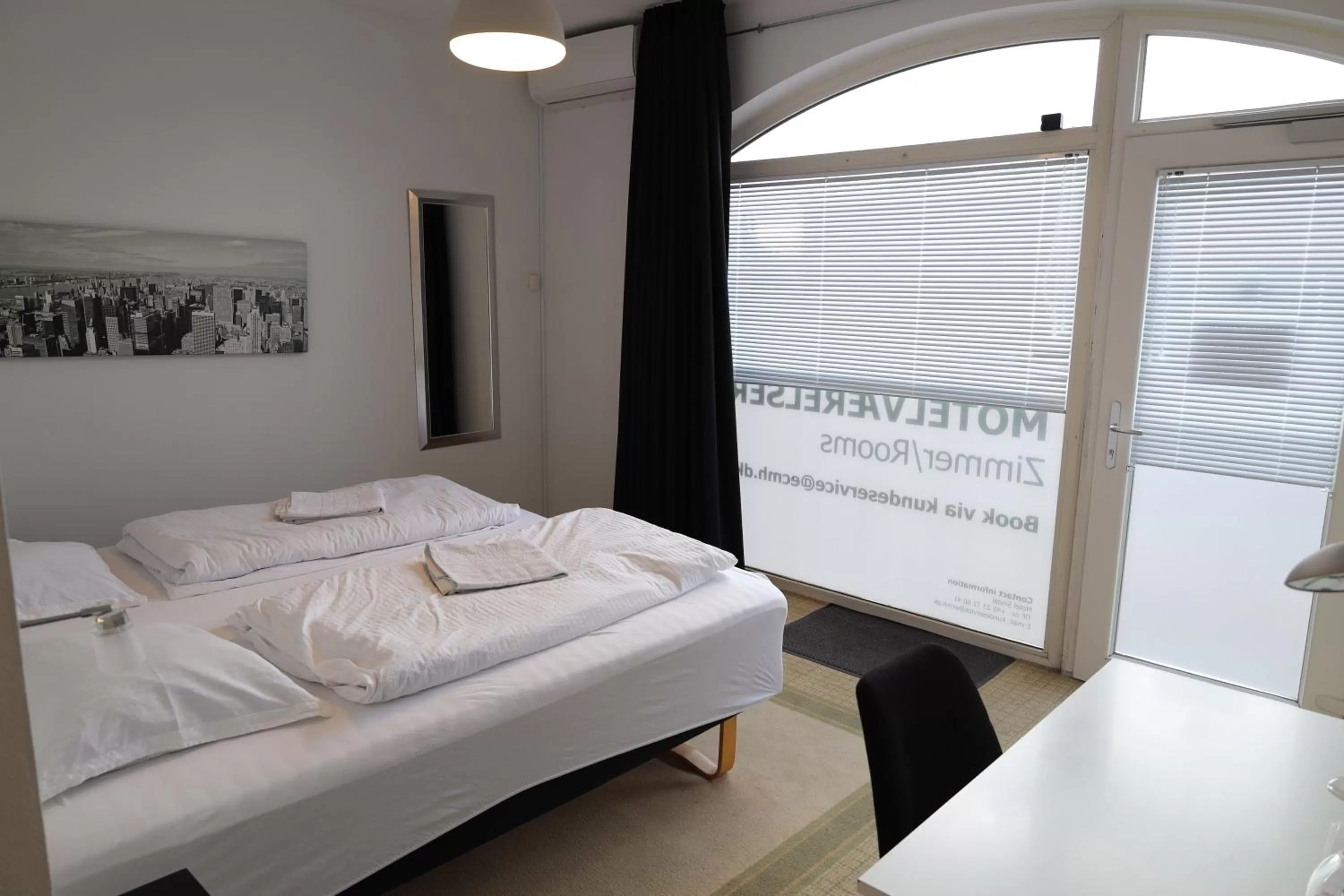 Bed in Motel Sindal